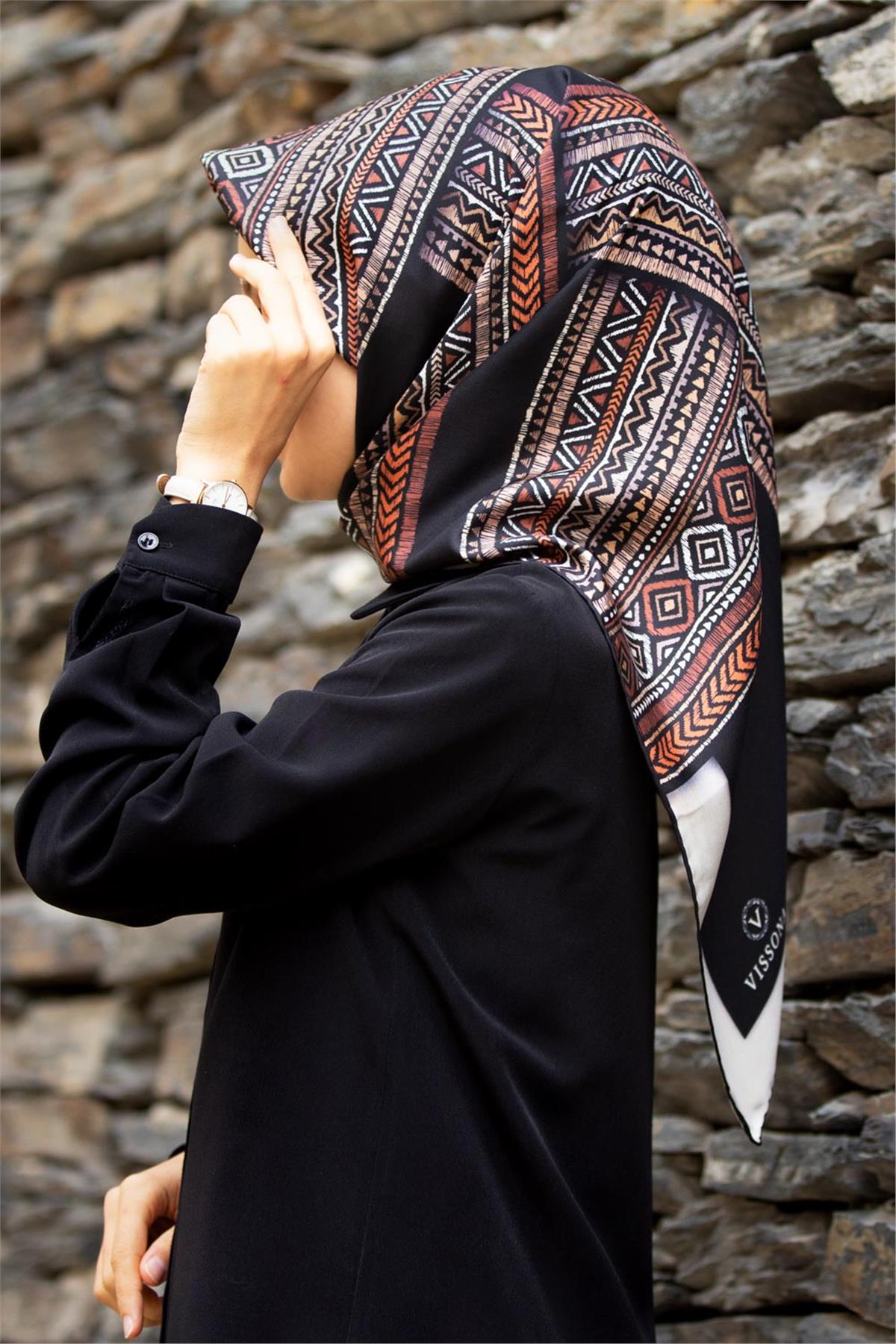 %100 Twill İpek Etnik Desenli Siyah - Taba Renkli 90x90 Eşarp Dikim Şekli : El Dikişi