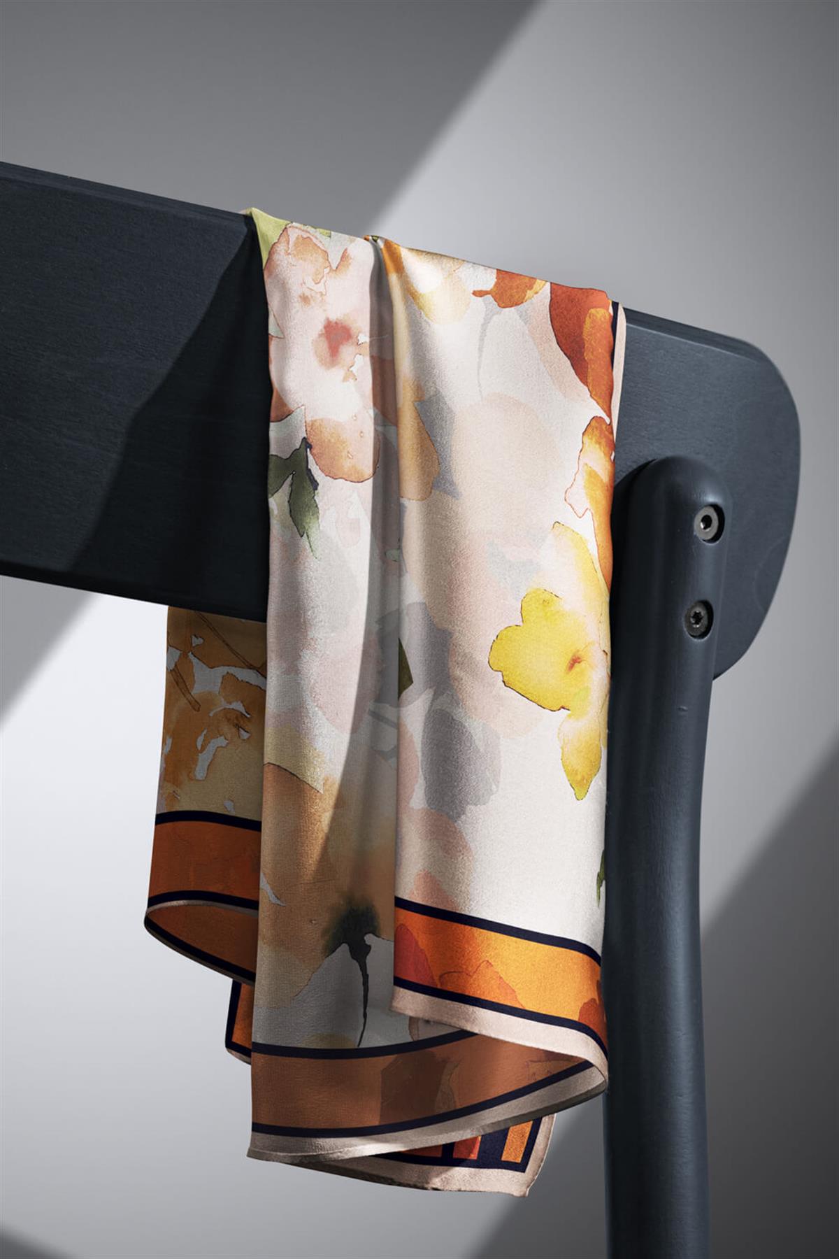 %100 Twill İpek Sulu Boyalı Çiçek Desenli Turuncu - Gold Renkli 90x90 Eşarp Dikim Şekli : El Dikişi