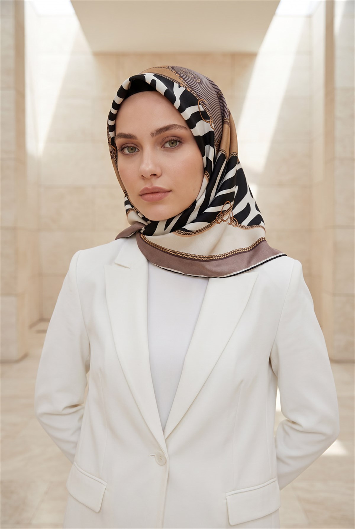 %100 Twill İpek Zincirli Ve Zebra Desenli Pudra - Bej Renkli 90x90 Eşarp Dikim Şekli : El Dikişi