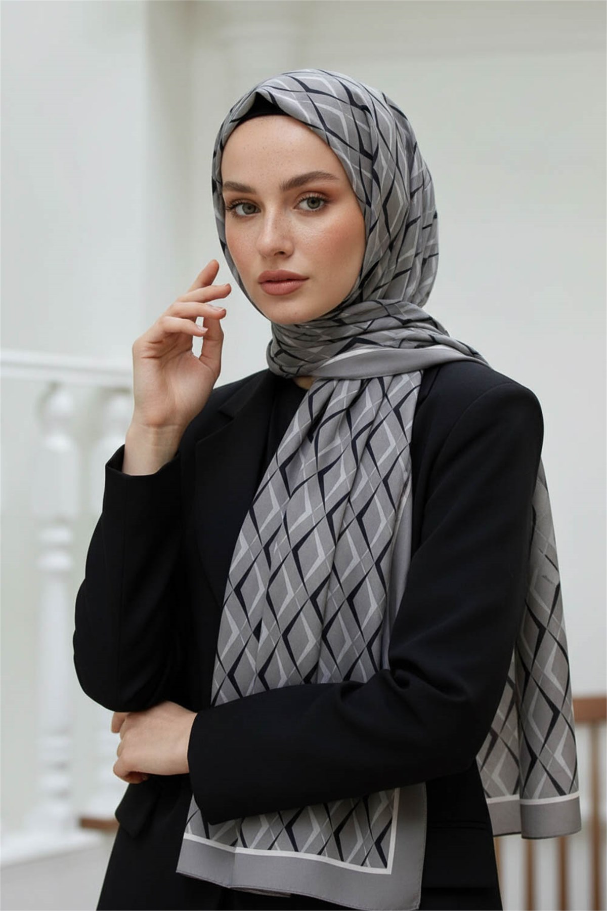 KREP GEOMETRİK DESENLİ GRİ RENKLİ 75X195 KIRIŞMAZ ŞAL