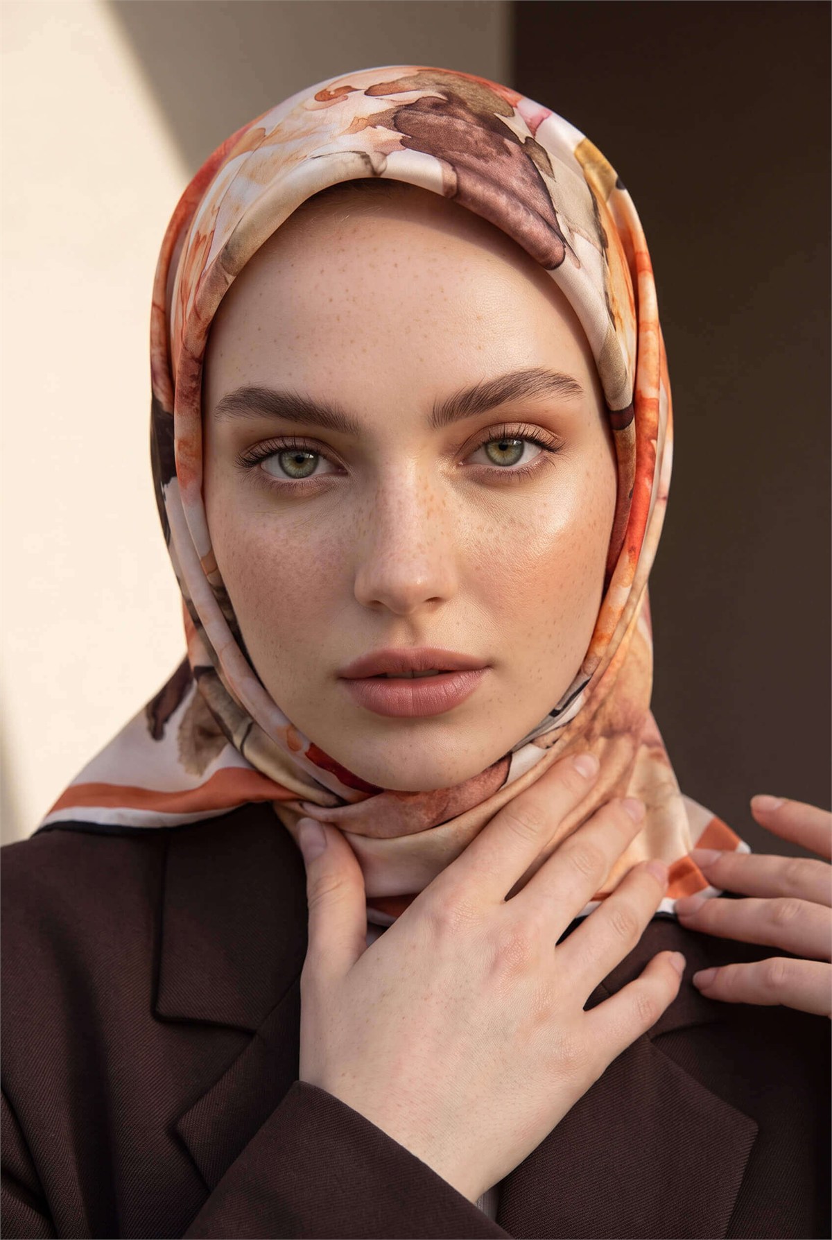 Rayon Çiçek Desenli Taba Renkli 90x90 Eşarp (İpek İçermez) Kenar Dikiş Şekli El Dikişli