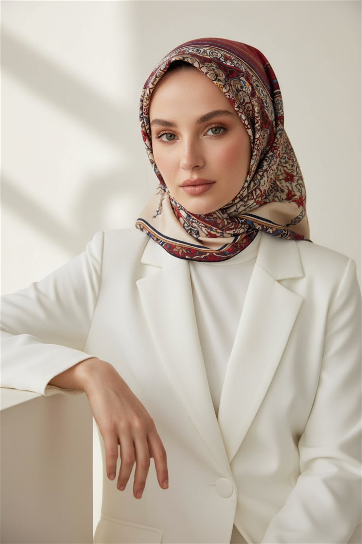 %100 Twill İpek Şal Desenli Bordo Renkli 90x90 Eşarp Dikim Şekli : El Dikişi