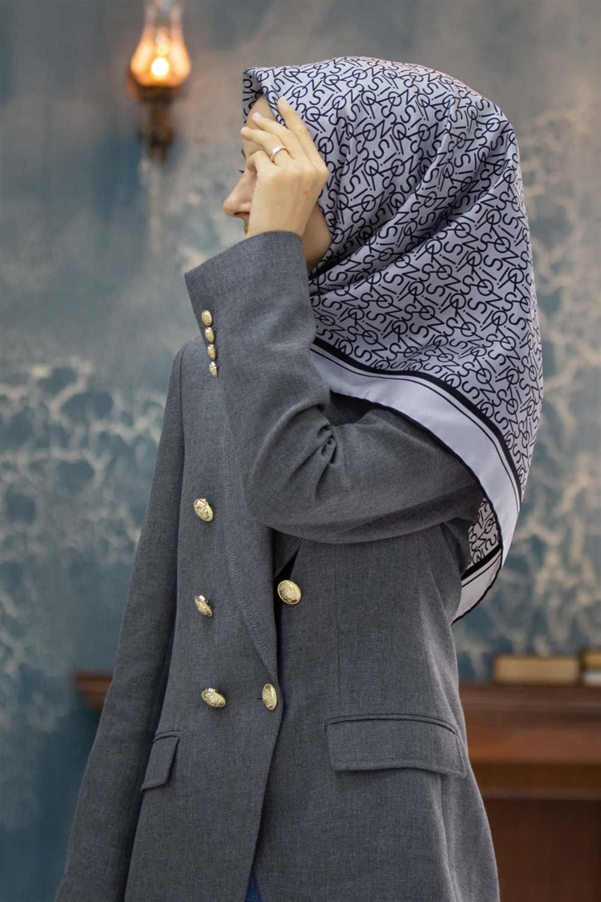 %100 Twill İpek Harf Desenli Gri - Siyah Renkli 90x90 Eşarp Dikim Şekli : El Dikişi