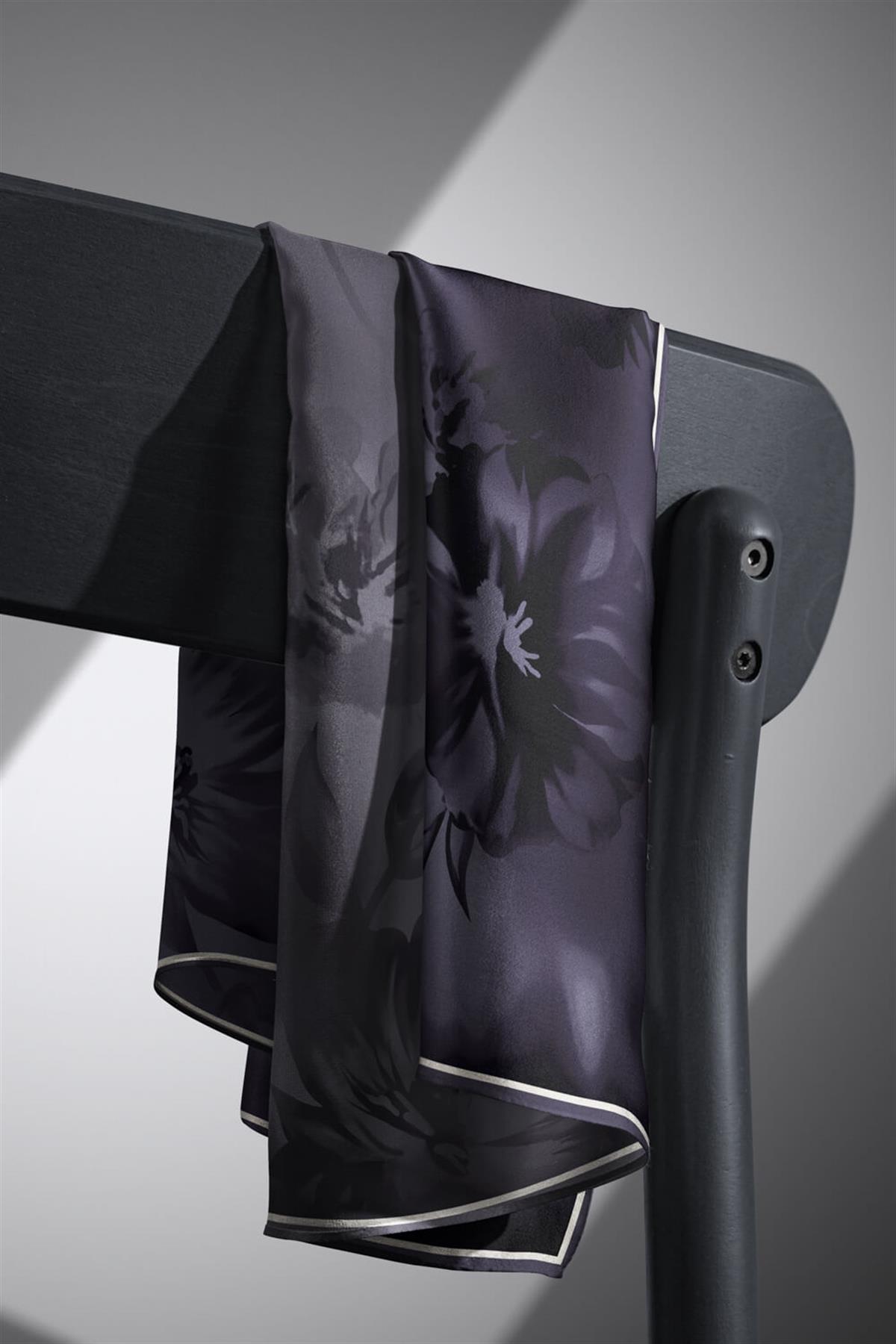 % 57 İPEK % 43 VİSKON Twill İpek Çiçek Desenli Füme Renkli 90x90 Dikim Şekli : El Dikişi Eşarp