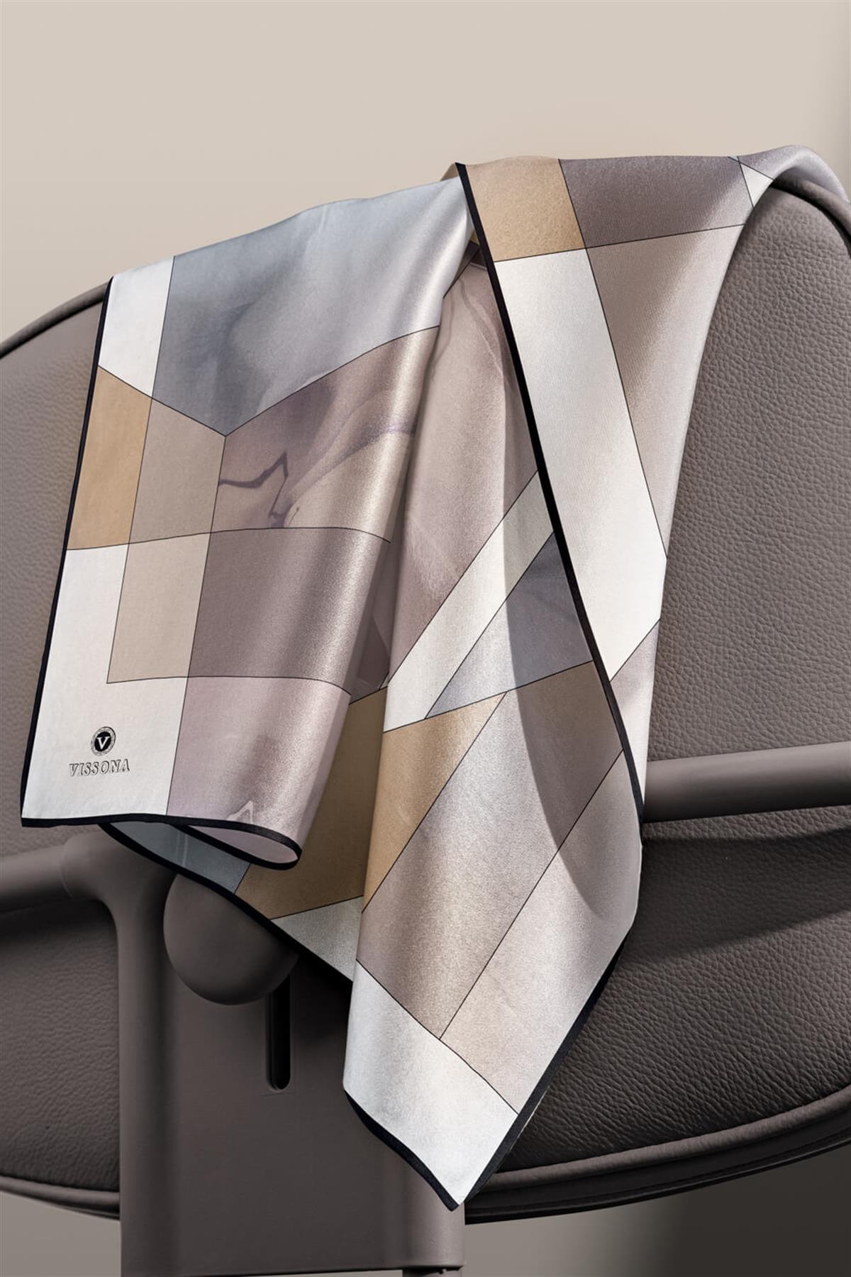 %100 Twill İpek Geometrik Desenli Bej - Gri  Renkli 90x90 Eşarp Dikim Şekli : El Dikişi