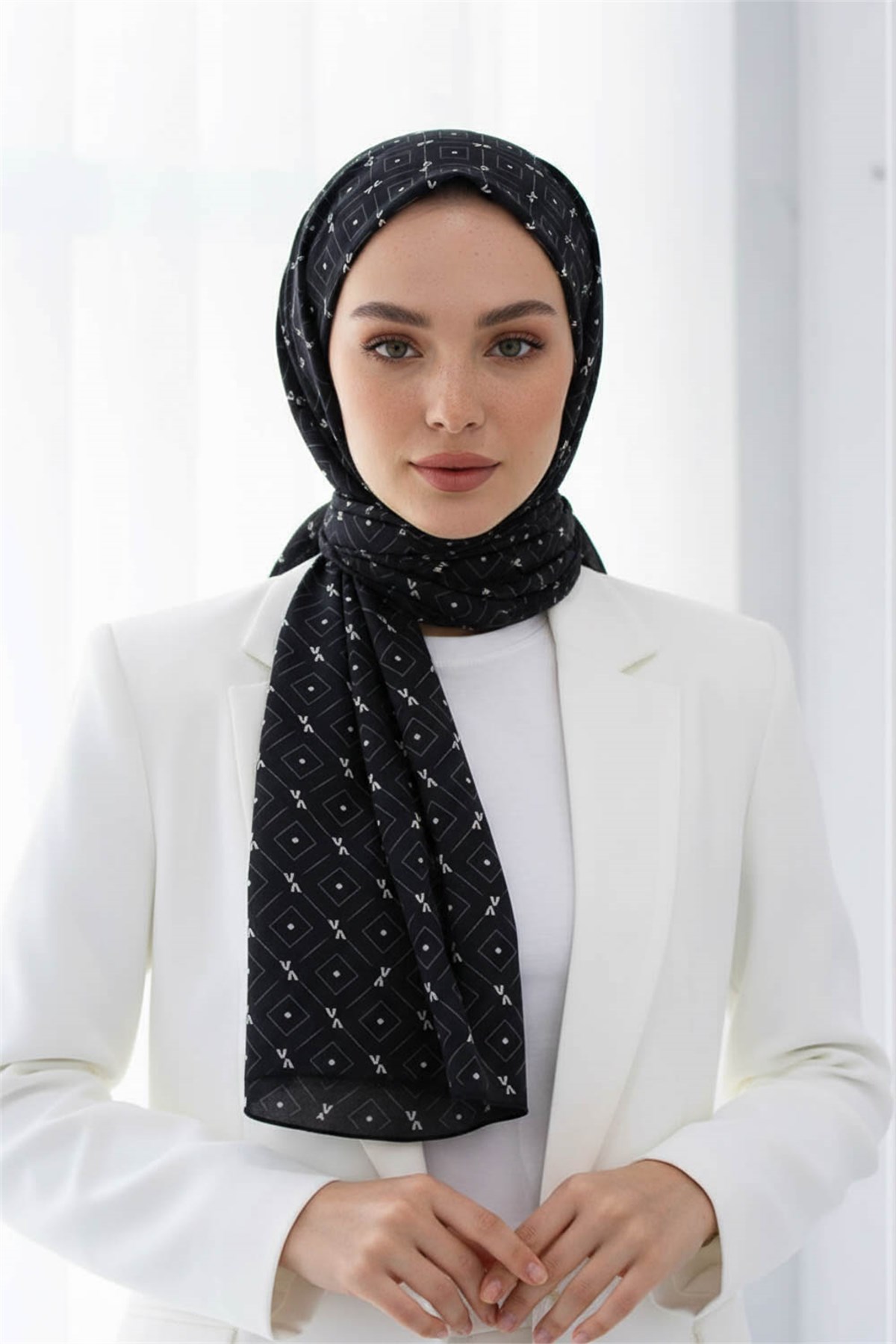 KREP GEOMETRİK DESENLİ SİYAH RENKLİ 75X195 KIRIŞMAZ ŞAL