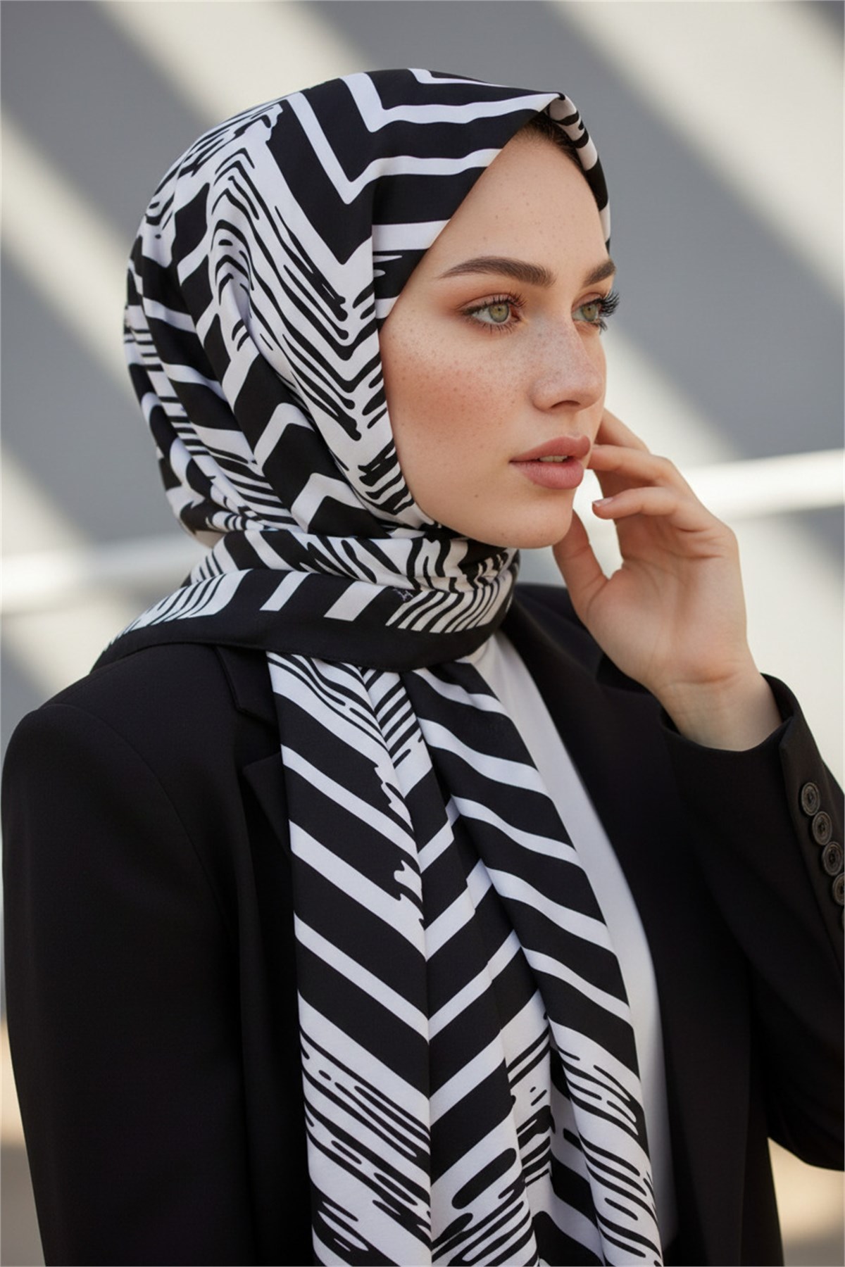KREP GEOMETRİK DESENLİ SİYAH - BEYAZ RENKLİ 75X195 KIRIŞMAZ ŞAL