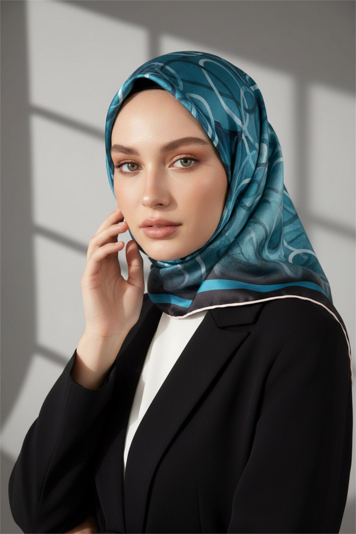 Kristal Geometrik Desenli Petrol Mavisi Renkli 90x90 Eşarp (İpek İçermez) Kenar Dikiş Şekli El Dikişli