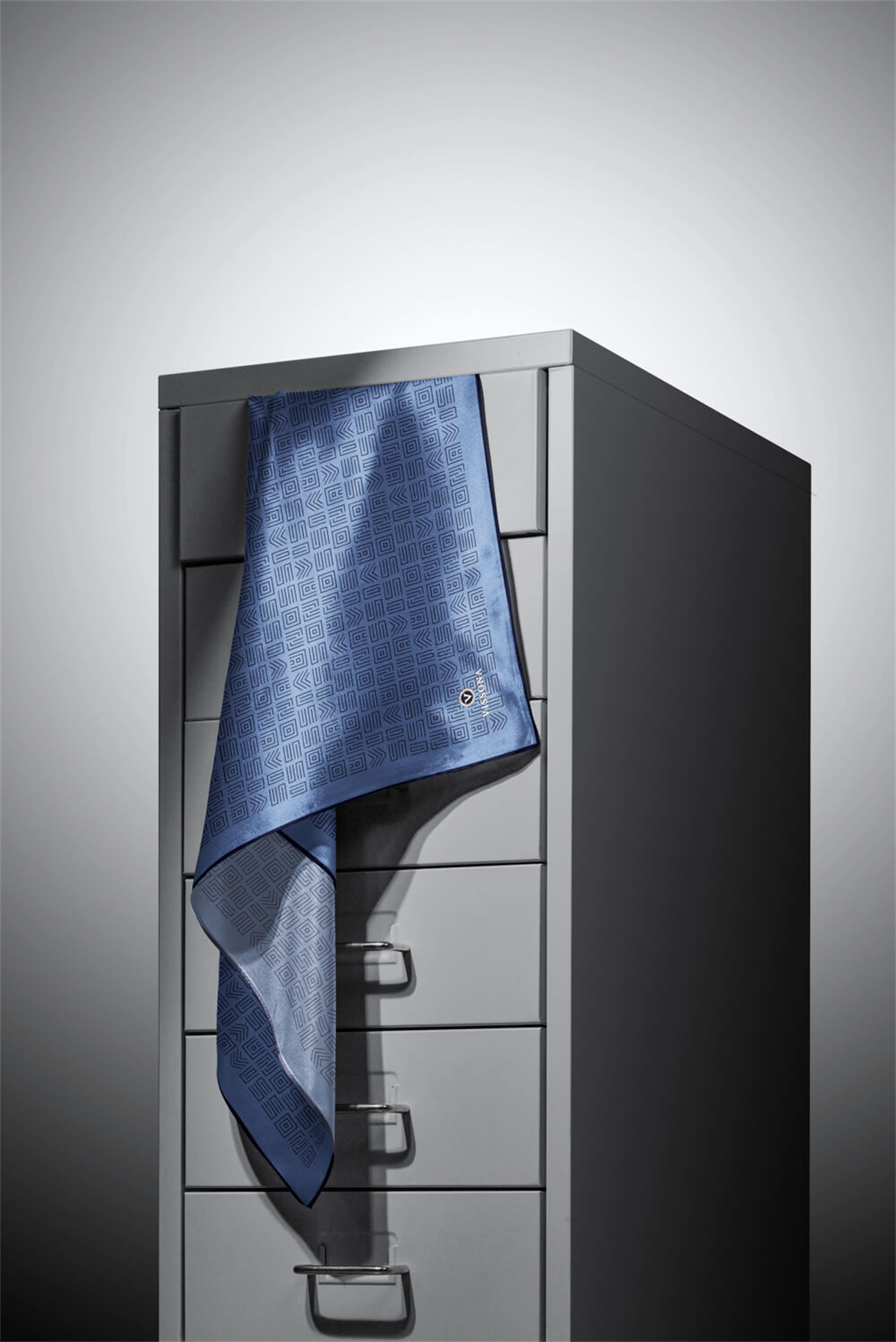 %57 İPEK %43 VİSKON Twill İpek Etnik Motif Desenli İndigo - Lacivert Renkli 90x90 Eşarp Dikim Şekli : El Dikişi