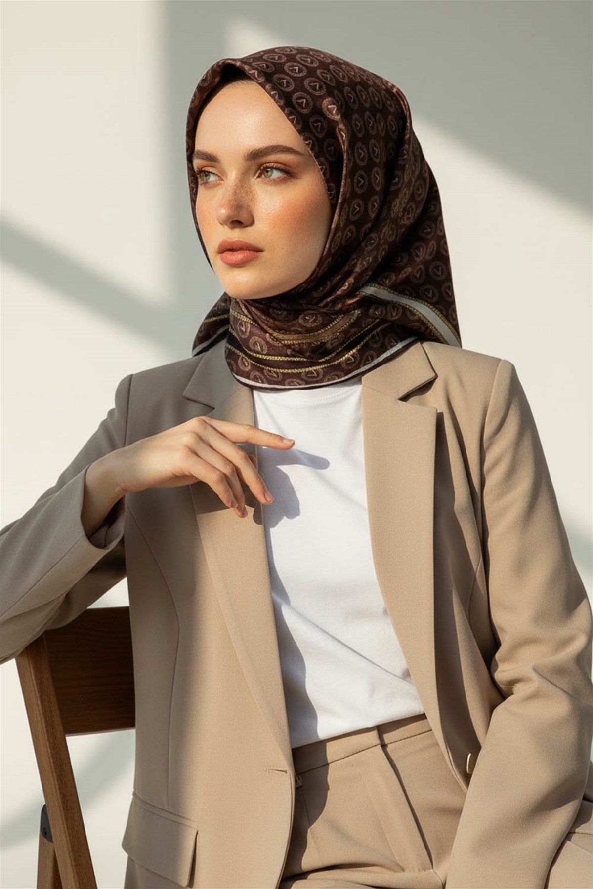 %100 Twill İpek Monogram Desenli Kahverengi - Bej Renkli 90x90 Eşarp Dikim Şekli : El Dikişi