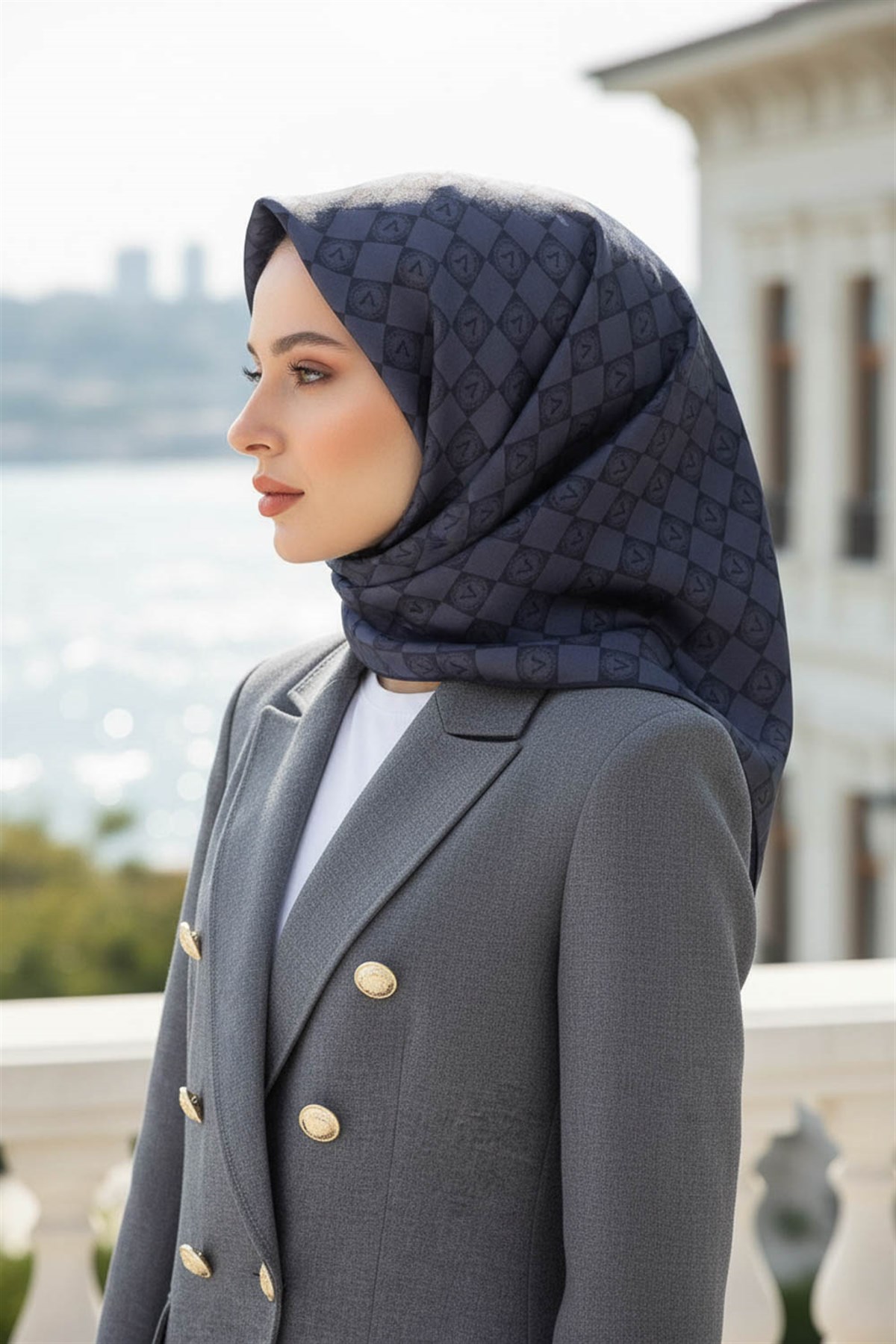%100 Twill İpek Monogram Desenli Füme Renkli 90x90 Eşarp Dikim Şekli : El Dikişi