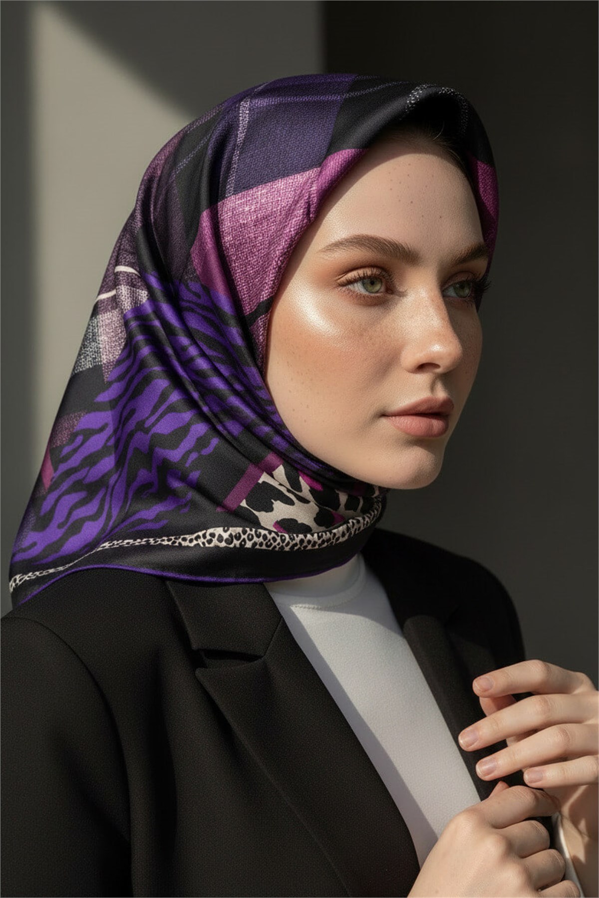 %100 Twill İpek Ekoseli Ve Leopar Desenli Siyah - Mor Renkli 90x90 Eşarp Dikim Şekli : El Dikişi