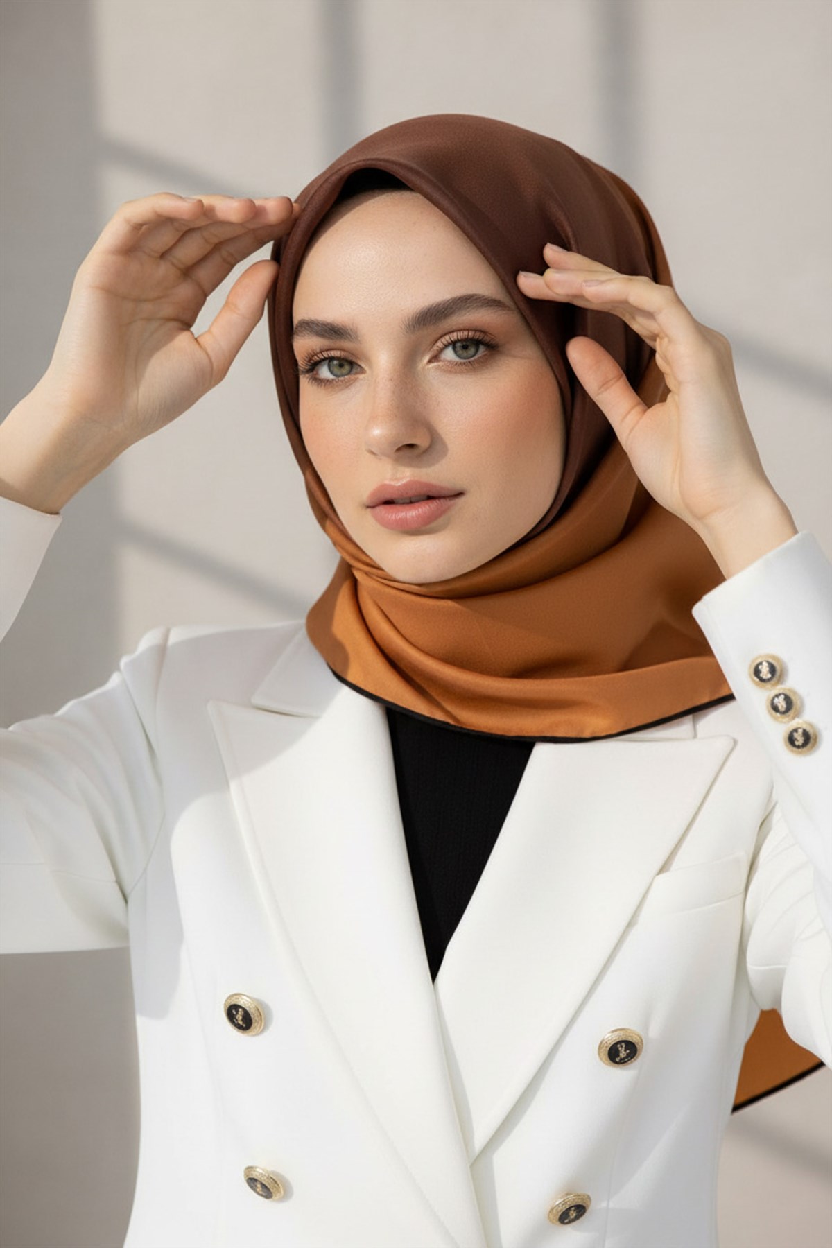 %100 Twill İpek Degrade Desenli Taba Renkli 90x90 Eşarp Dikim Şekli : El Dikişi