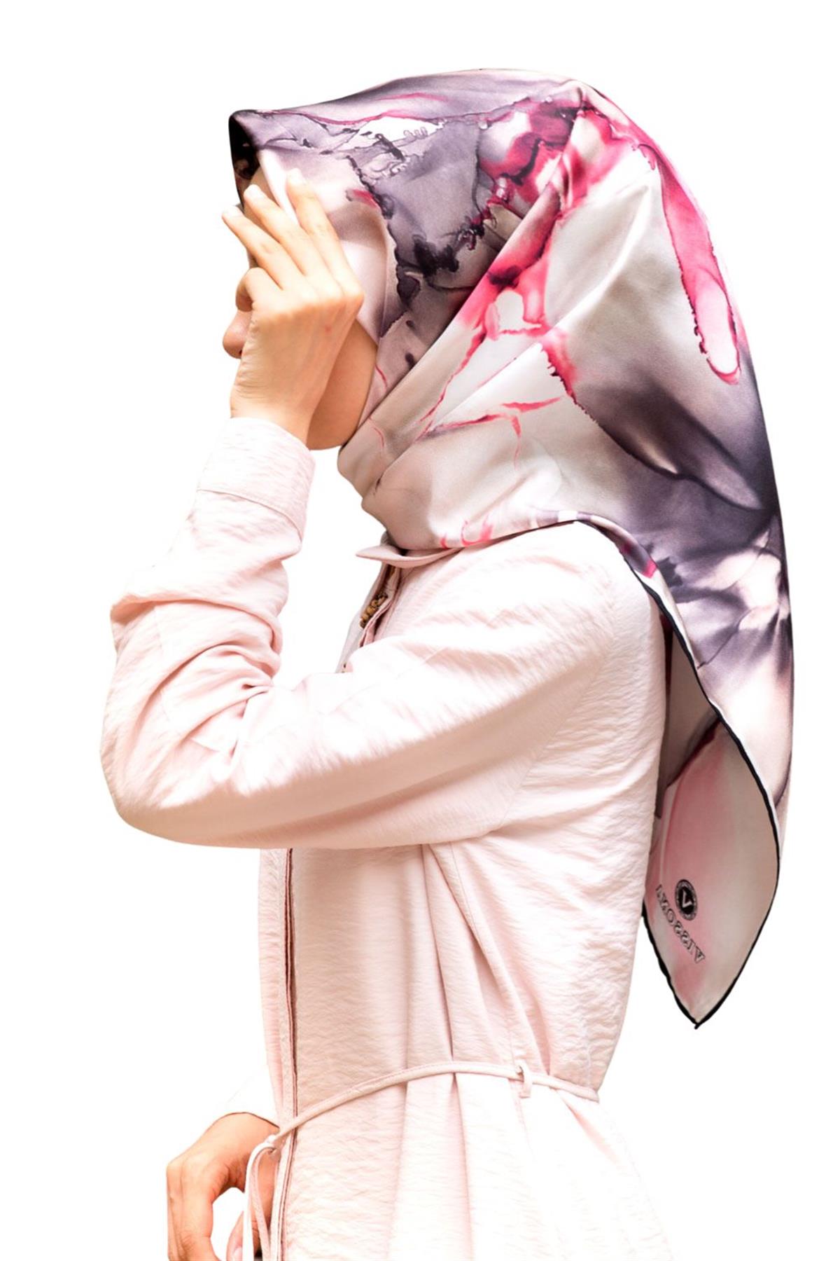 %100 Twill İpek Batik Çiçek Desenli Gri - Pembe Renkli 90x90 Eşarp Kenar Dikiş Şekli El Dikişli