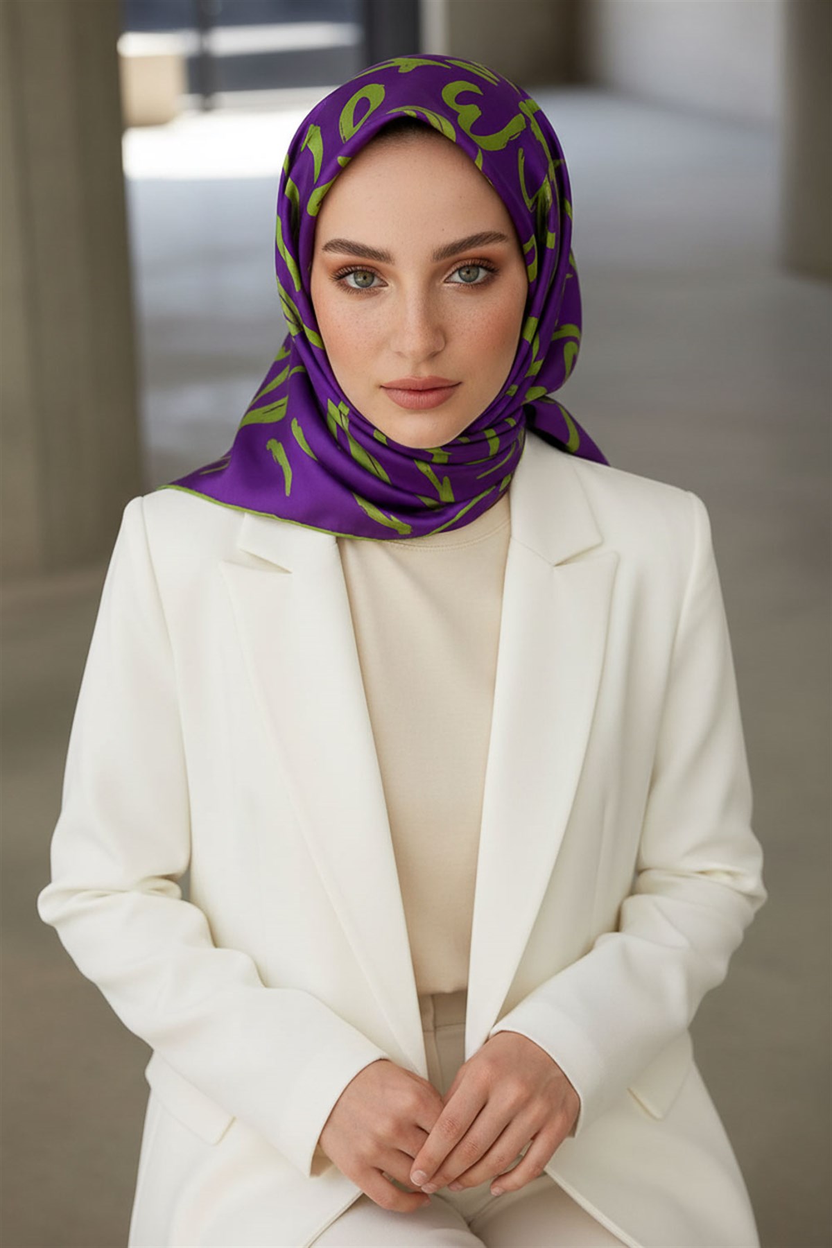 %100 Twill İpek Büyük Çiçek Desenli Mor - Haki Renkli 90x90 Eşarp Dikim Şekli : El Dikişi
