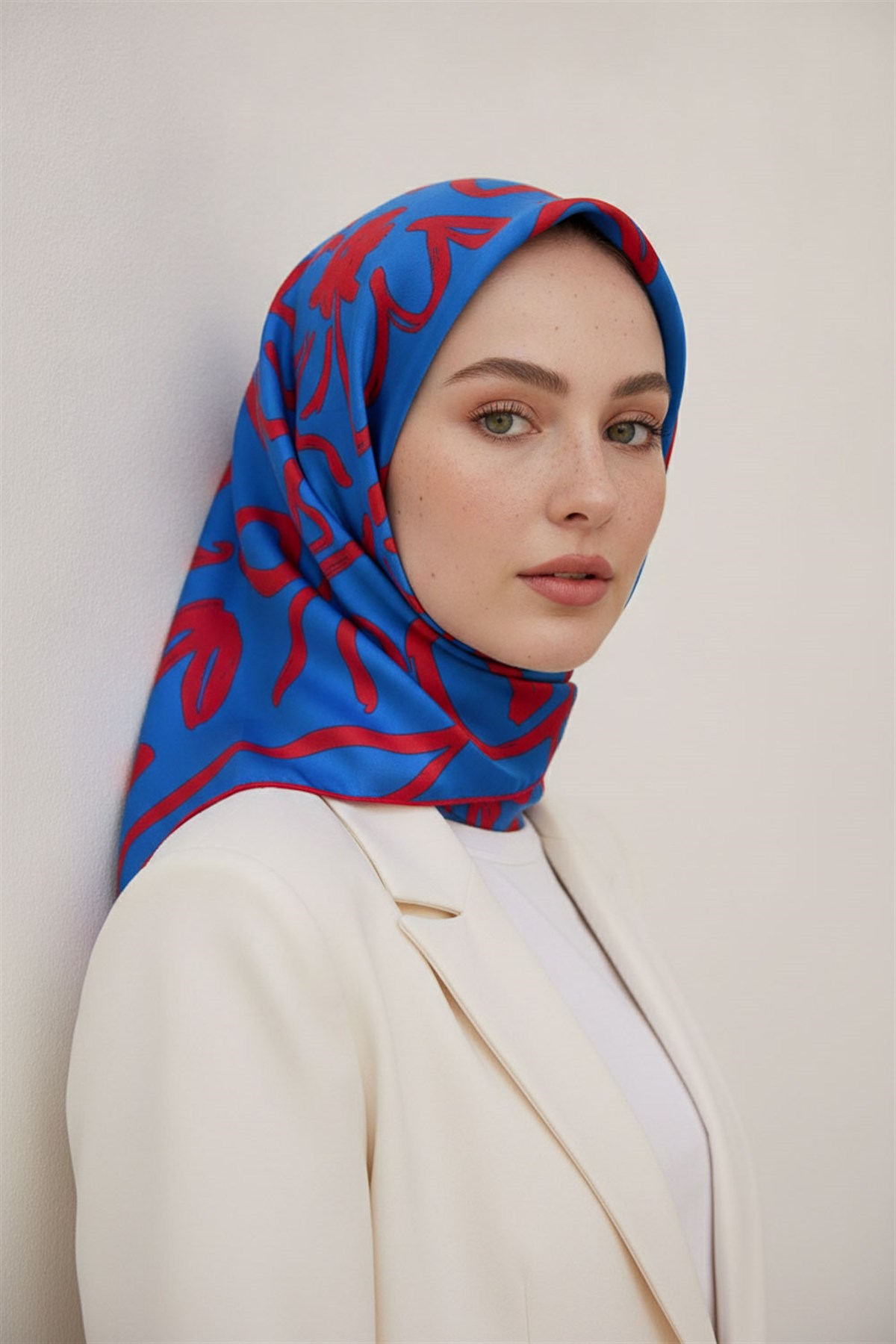 %100 Twill İpek Büyük Çiçek Desenli Saks - Kırmızı Renkli 90x90 Eşarp Dikim Şekli : El Dikişi