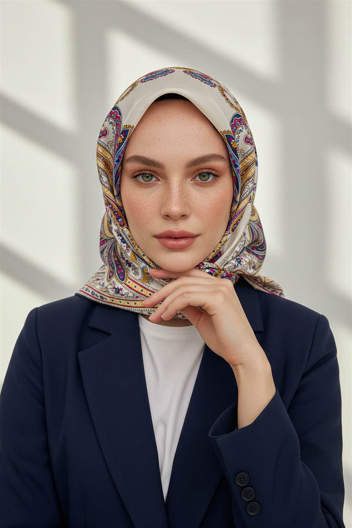 %100 Twill İpek Şal Desenli Lacivert - Gold Renkli 90x90 Eşarp Dikim Şekli : El Dikişi