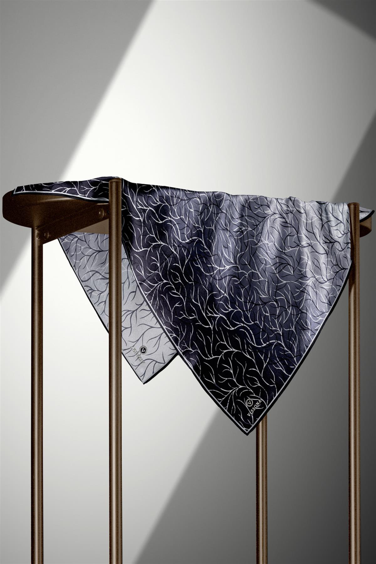 %100 Twill İpek Degrade Desenli Siyah Renkli 90x90 Eşarp Dikim Şekli : El Dikişi