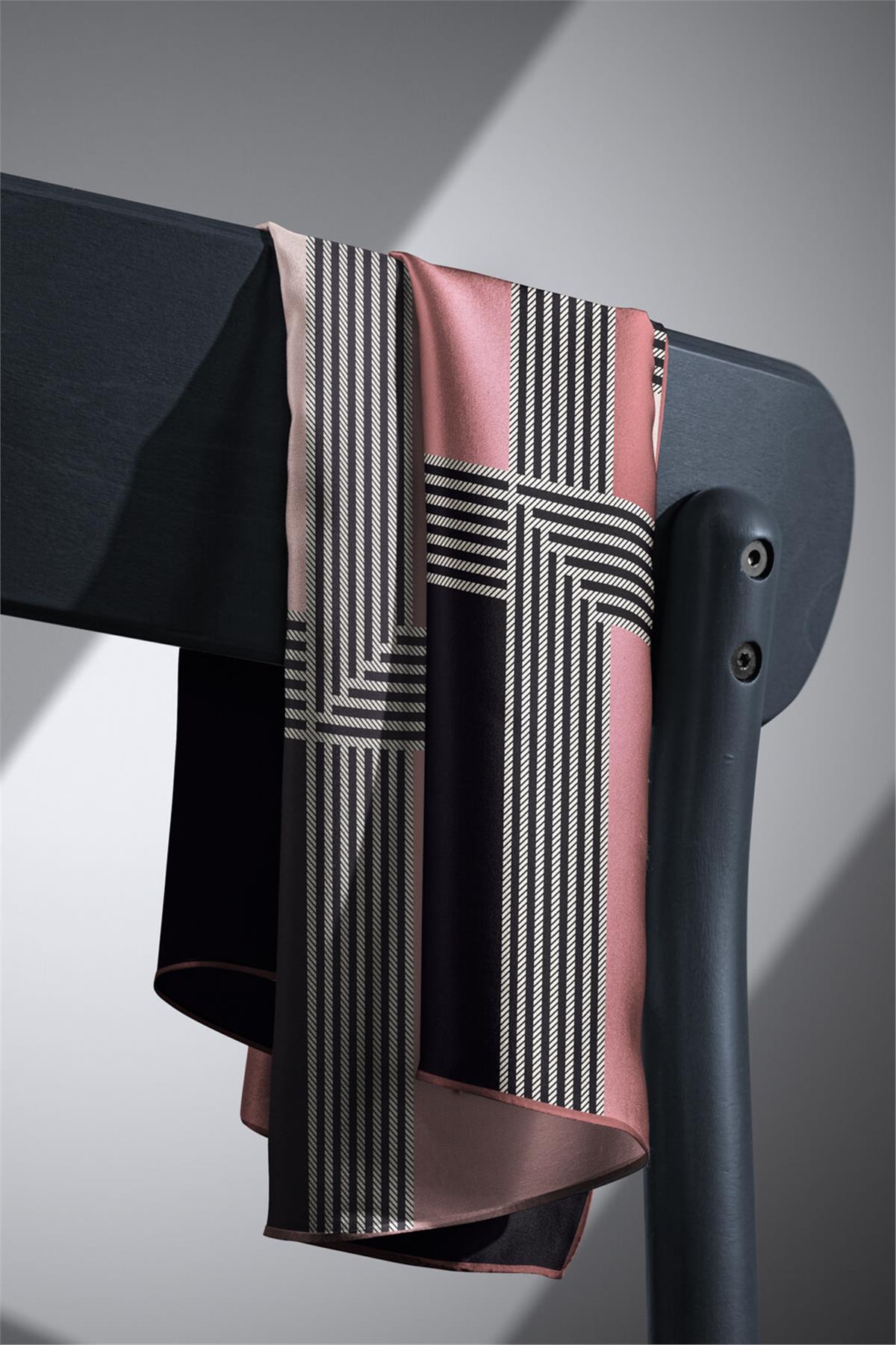 %100 Twill İpek Geometrik Desenli Pudra Renkli 90x90 Eşarp Dikim Şekli : El Dikişi