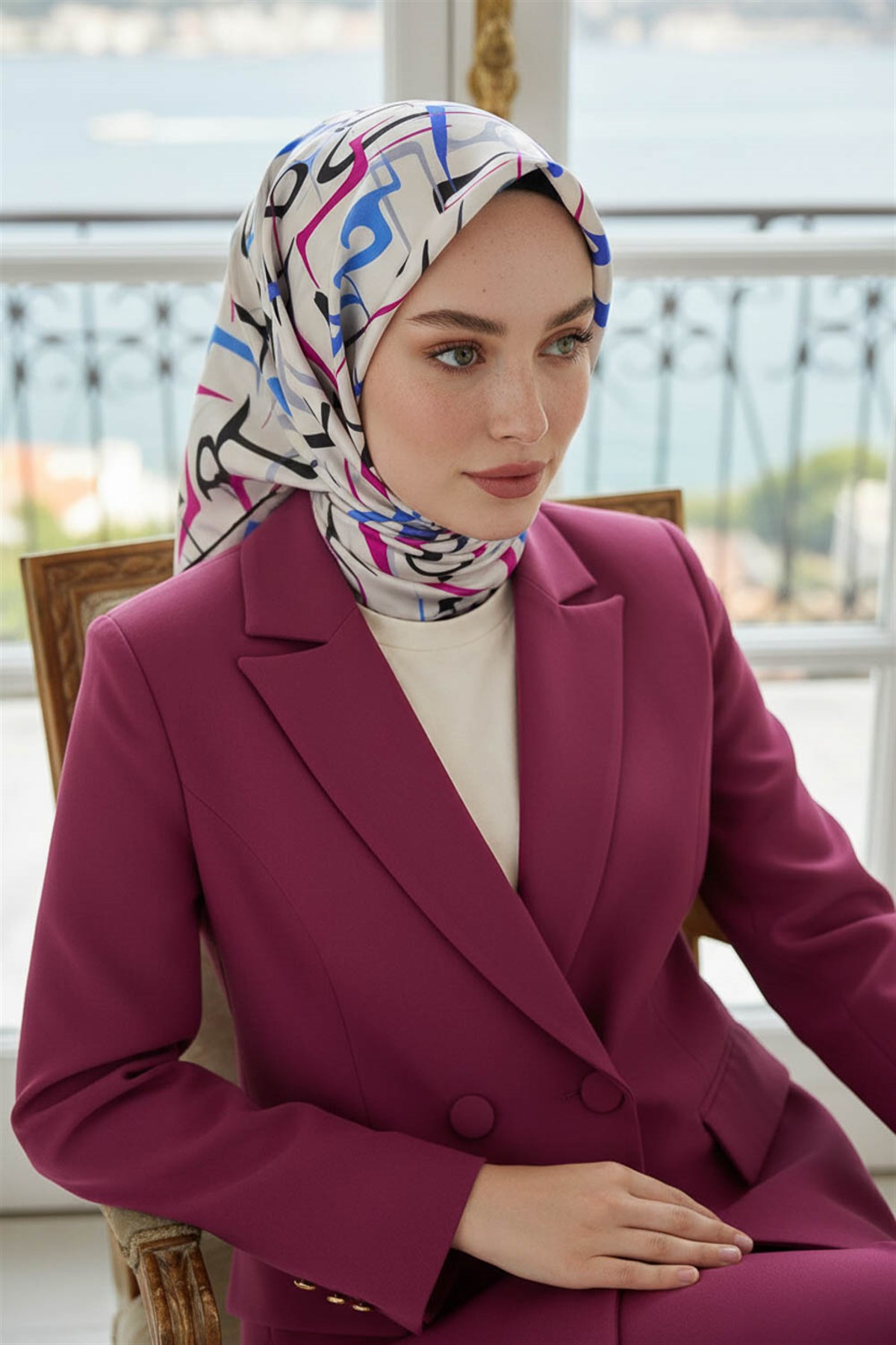 % 57 İPEK % 43 VİSKON Twill İpek Soyut Geometrik Desenli Fuşya - Saks Renkli 90x90 Eşarp Dikim Şekli : El Dikişi