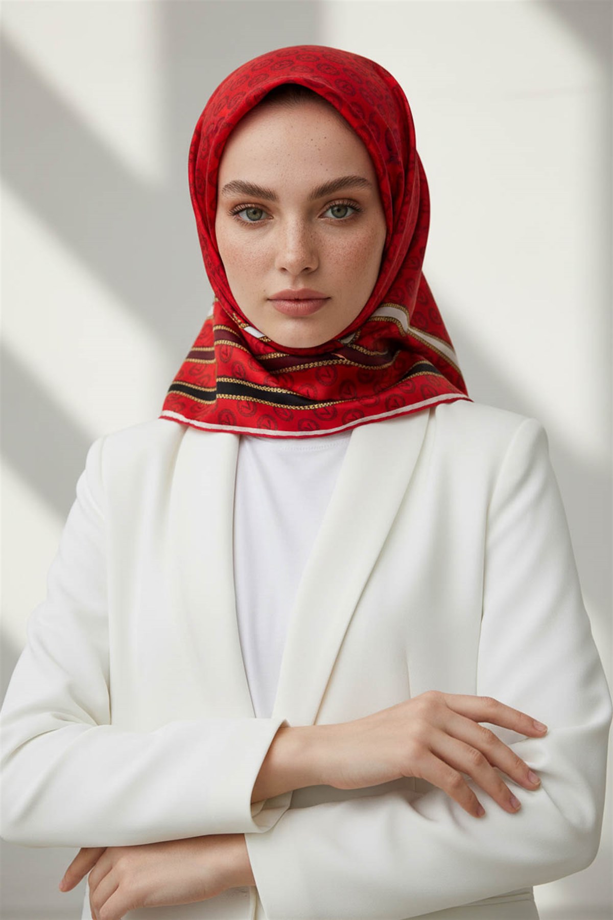%100 Twill İpek Monogram Desenli Kırmızı - Siyah Renkli 90x90 Eşarp Dikim Şekli : El Dikişi