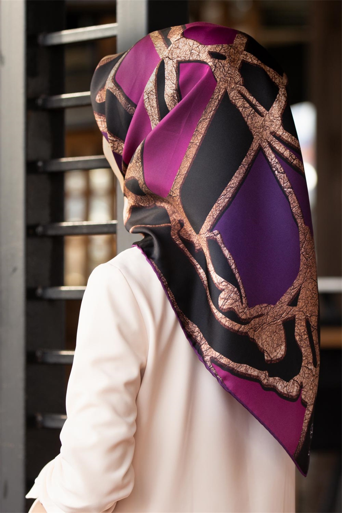 % 57 İPEK % 43 VİSKON Twill İpek Gold Efektli Geometrik Desenli Siyah - Mürdüm Renkli 90x90 Eşarp Dikim Şekli : El Dikişi