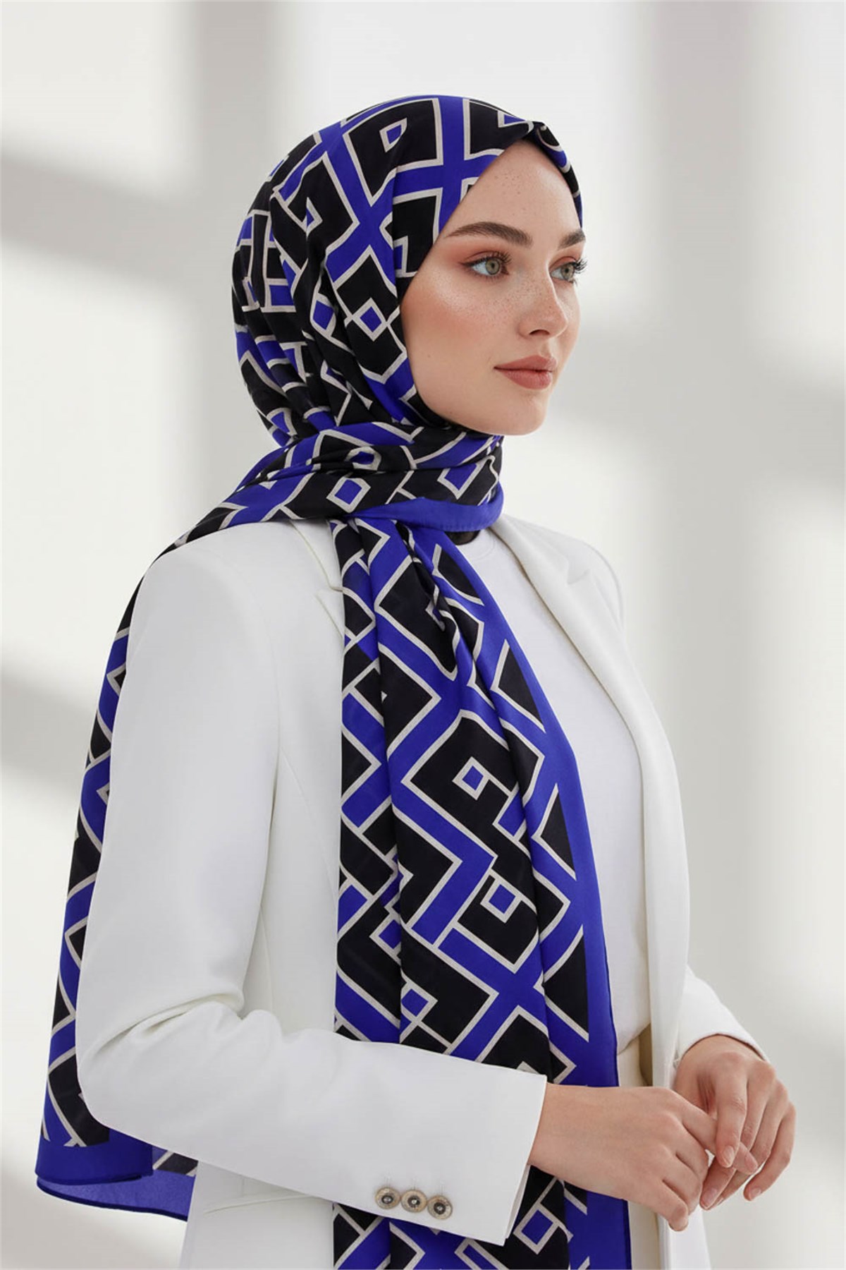 KREP GEOMETRİK DESENLİ SAKS RENKLİ 75X195 KIRIŞMAZ ŞAL