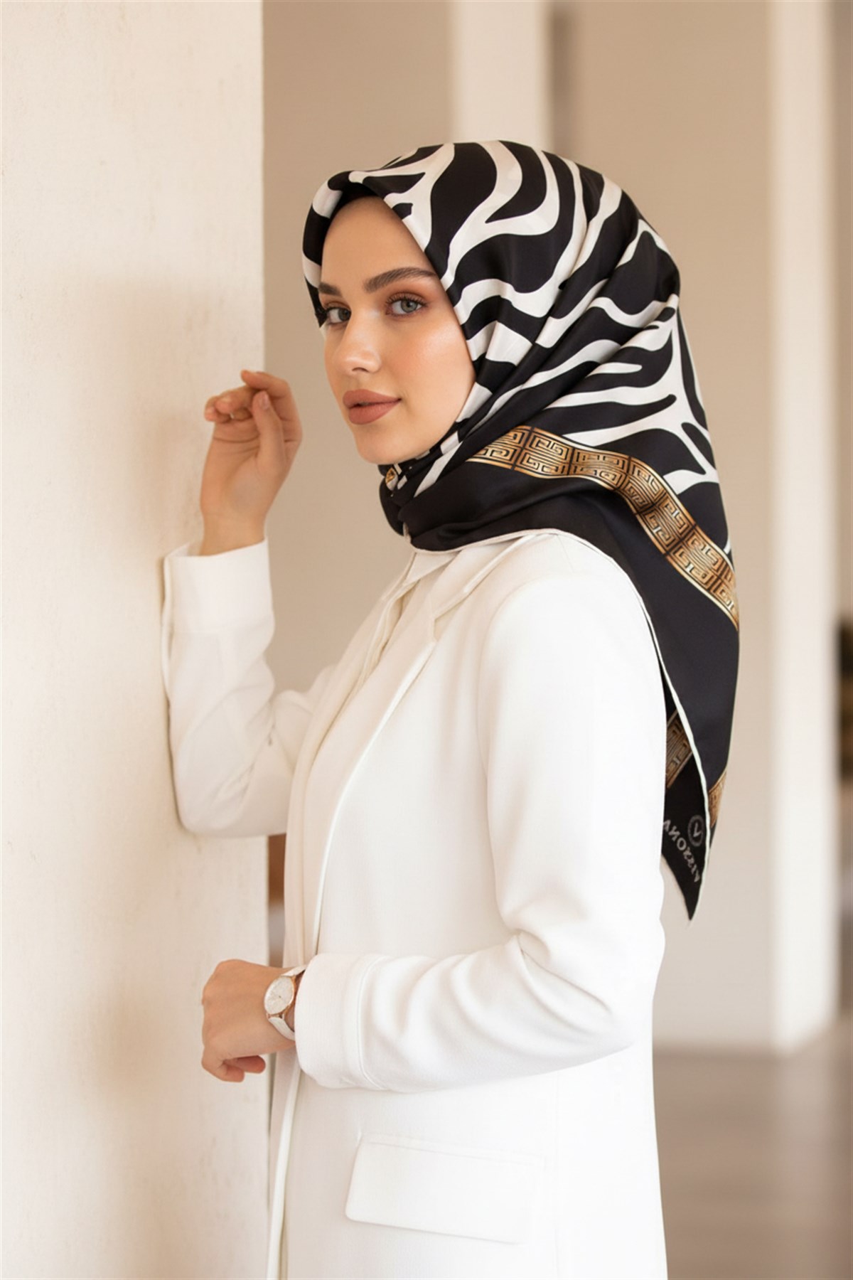 % 57 İPEK % 43 VİSKON Twill İpek Zebra Desenli Siyah - Beyaz Renkli 90x90 Eşarp Dikim Şekli : El Dikişi