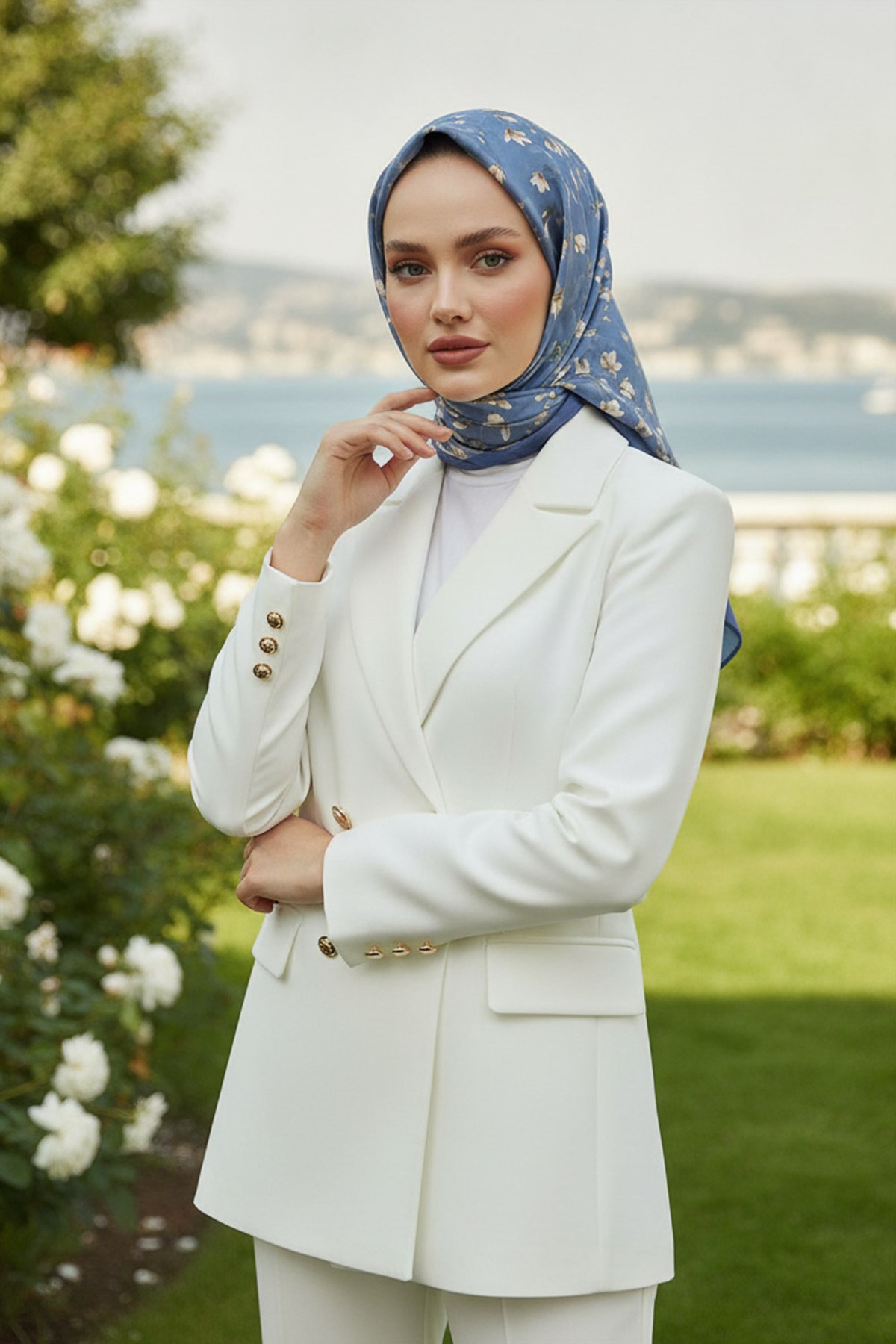 %100 Twill İpek Çiçek Desenli Bebe Mavisi Renkli 90x90 Eşarp Dikim Şekli : El Dikişi
