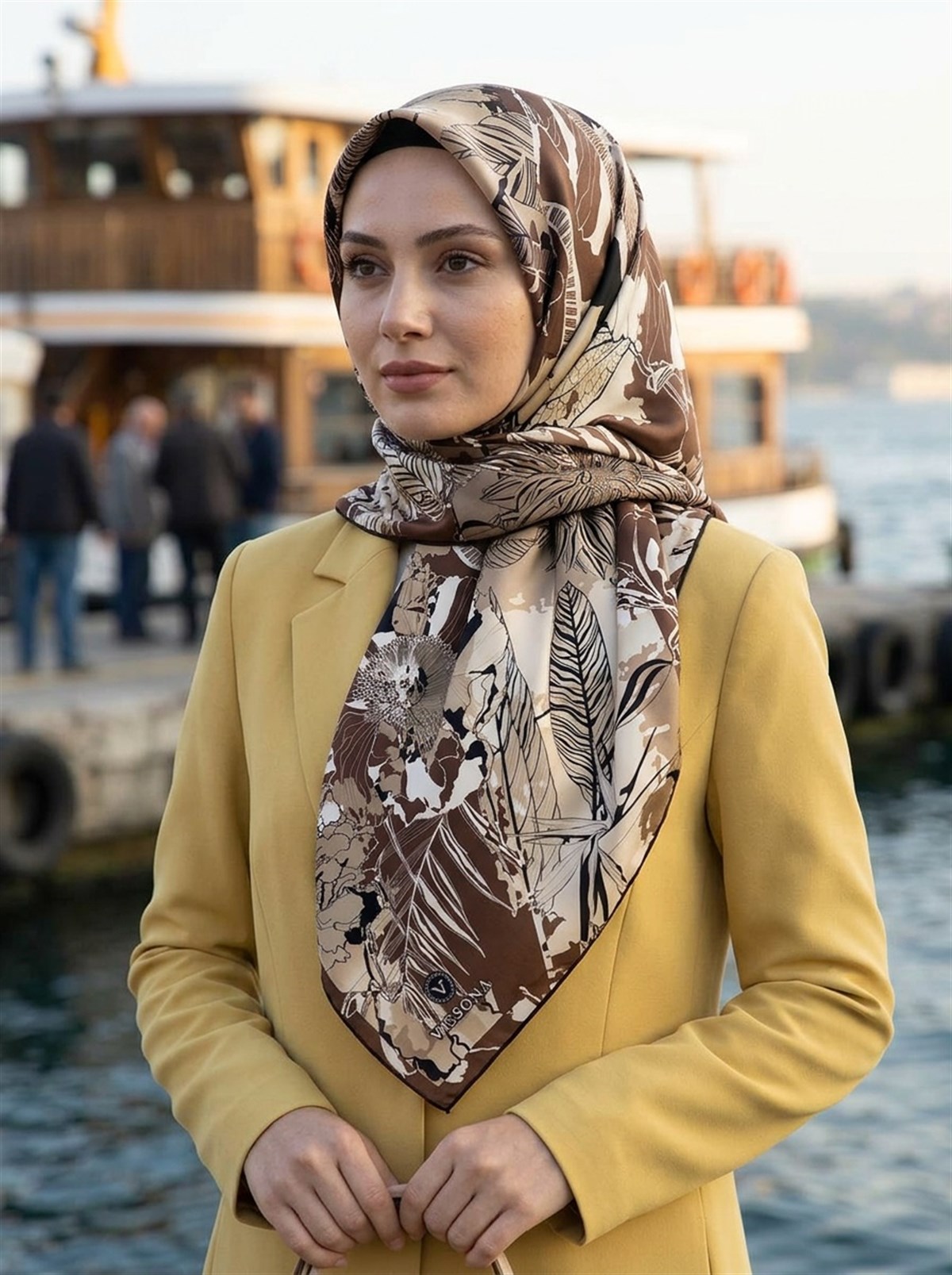 %100 Twill İpek Yaprak Desenli Kahverengi - Bej Renkli 90x90 Eşarp Dikim Şekli : El Dikişi