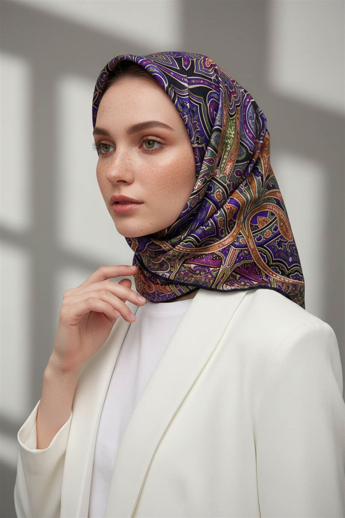 100% Twill İpek Etnik Desenli Siyah - Mor Renkli 90x90 Dikim Şekli : El Dikişi Eşarp