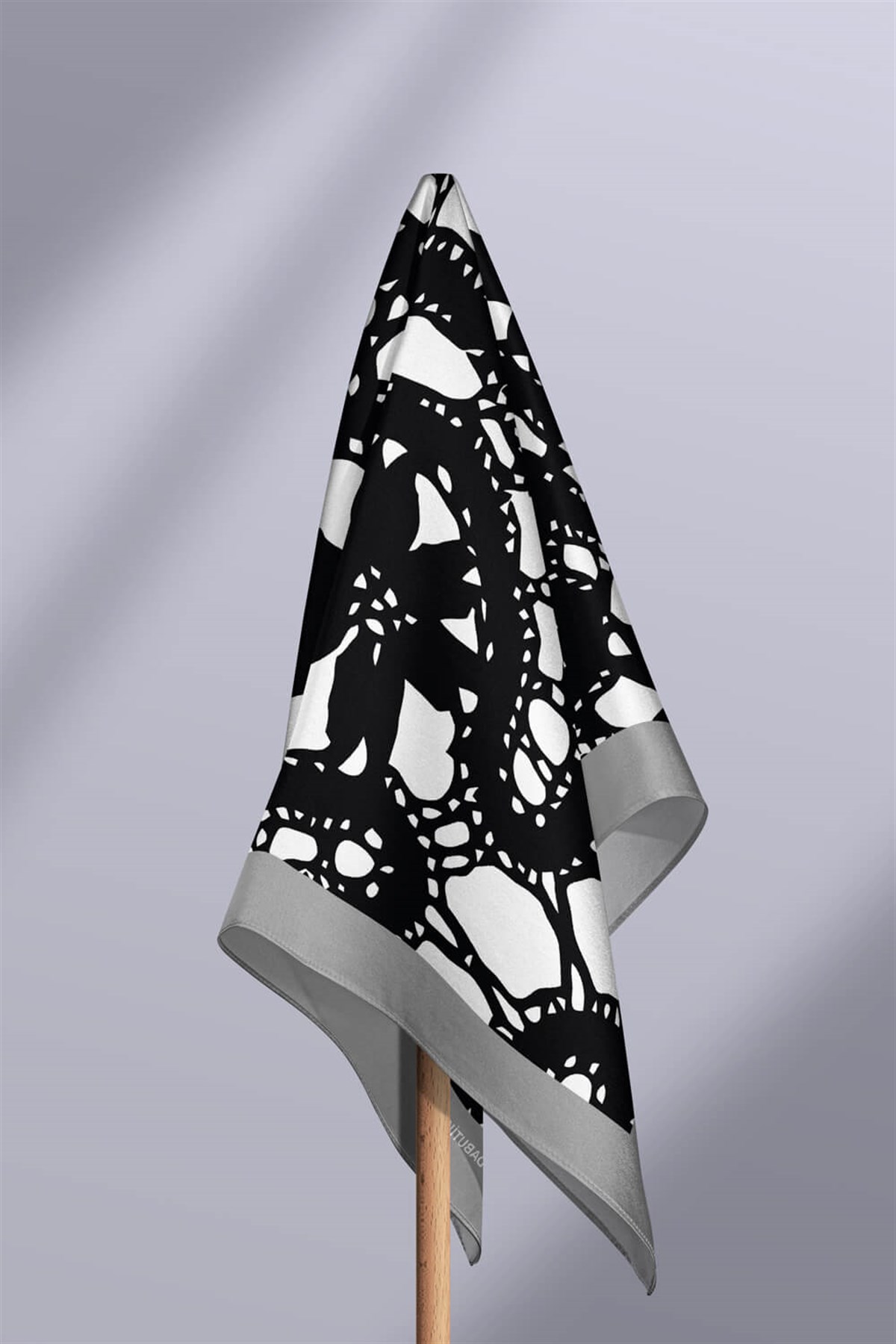 Violla F4 Kadın Zincir Desenli Bandana 50x50 Siyah Beyaz DG0101-22
