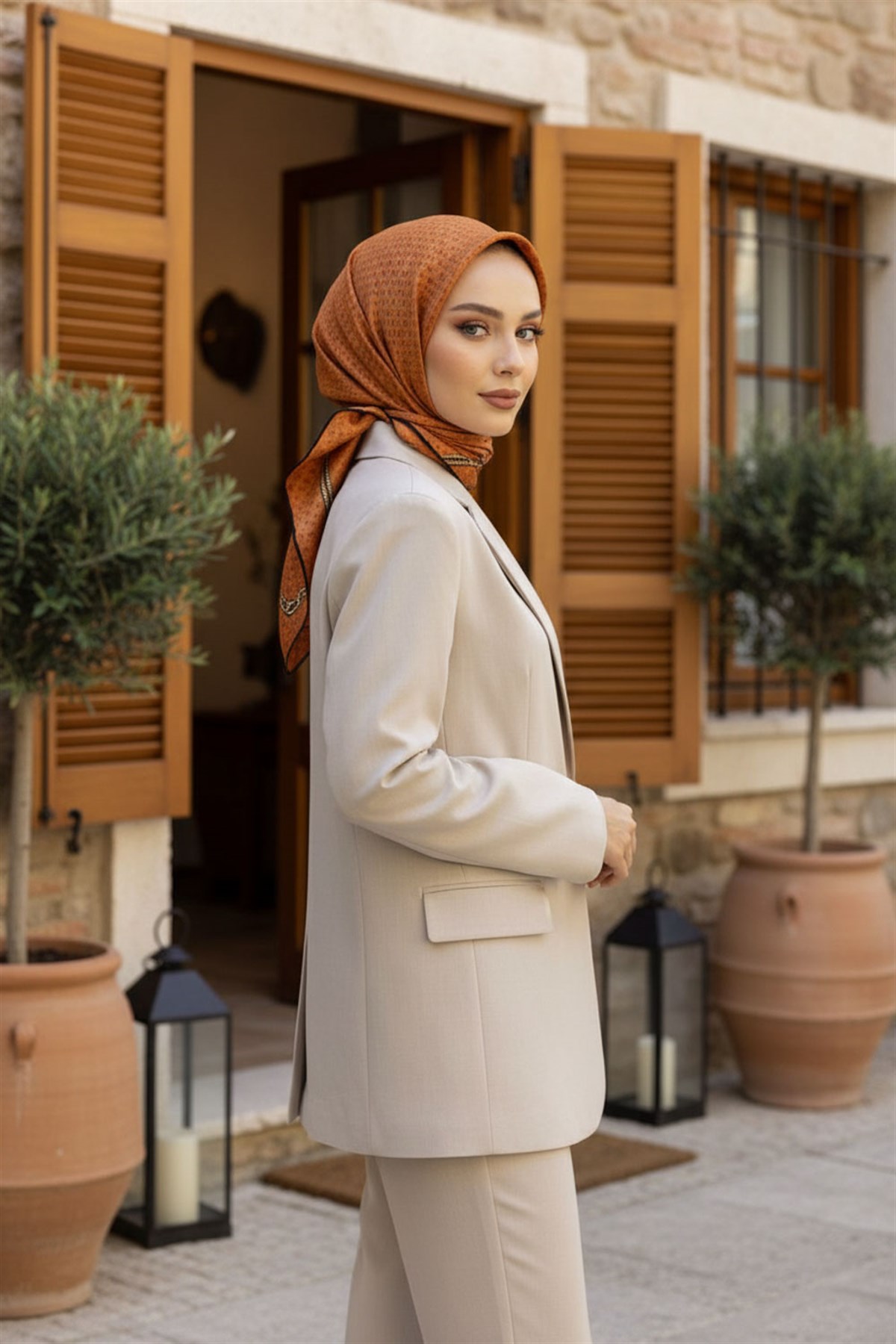 %57 İPEK %43 VİSKON Twill İpek Zincir Desenli Taba - Gold Renkli 90x90 Eşarp Dikim Şekli : El Dikişi