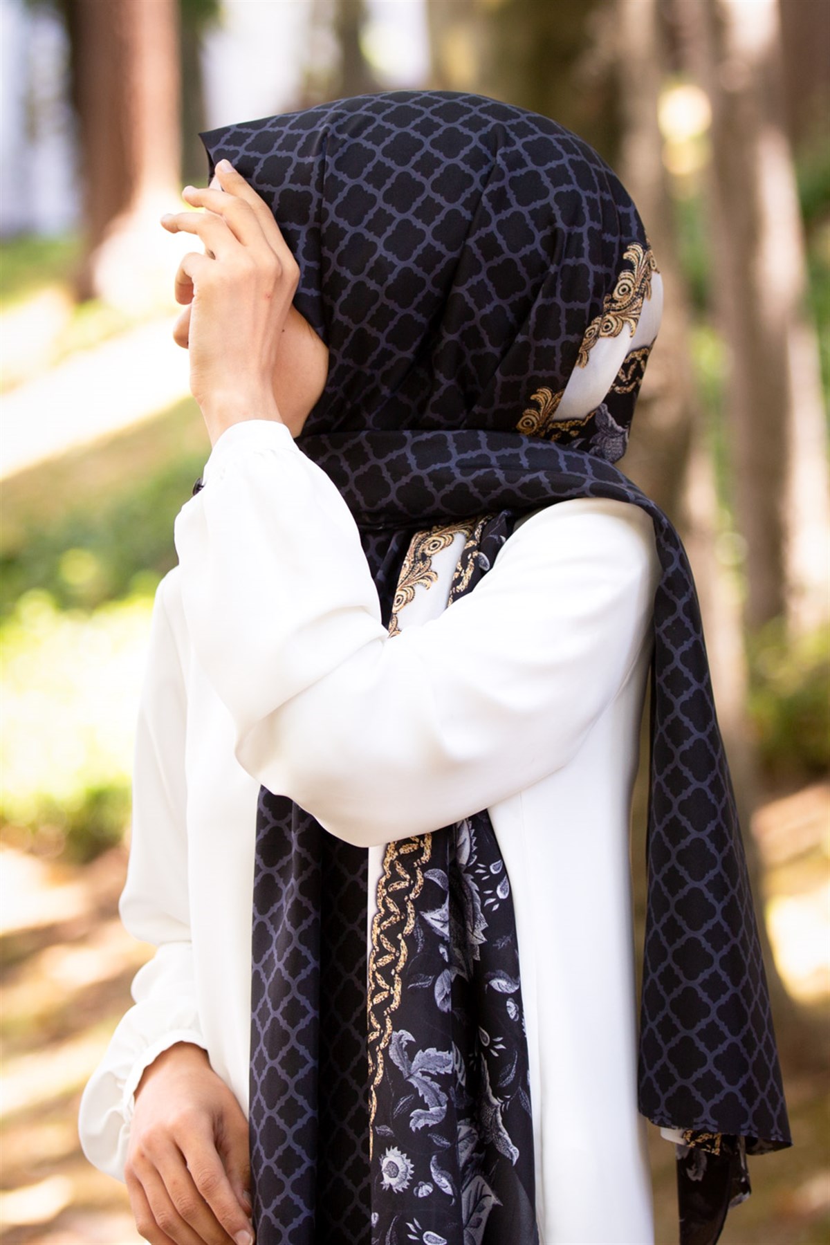 %100 İpek Yaprak Desenli Siyah - Gold Renkli 92x210 Şal