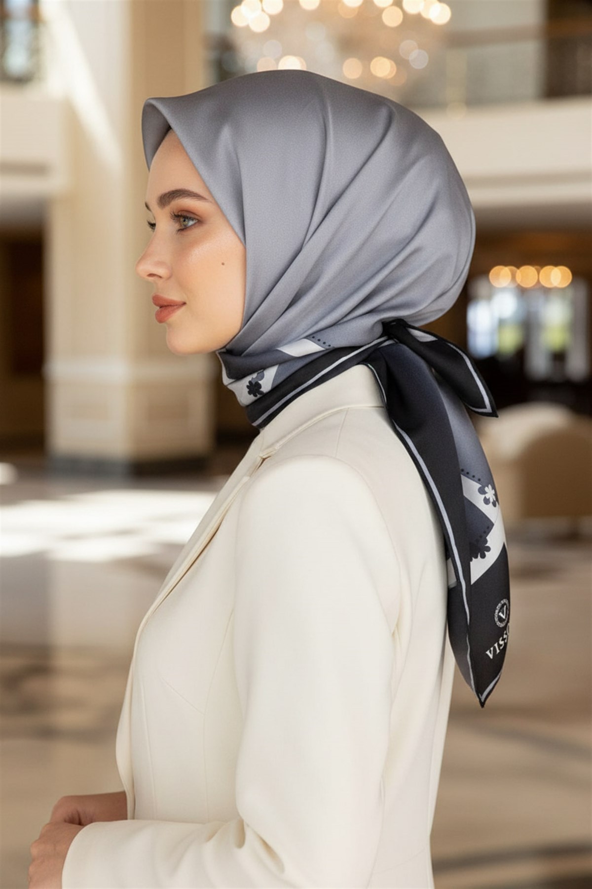 %100 Twill İpek Kenar Motifi Çiçek Desenli Gri - Gümüş Renkli 90x90 Eşarp Dikim Şekli : El Dikişi