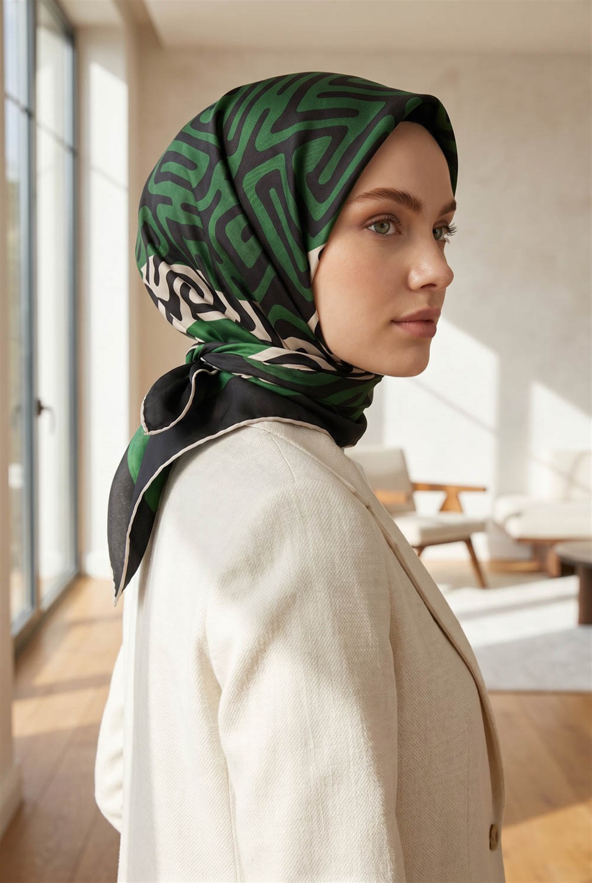 100% Twill İpek Bordürlü Dalga Desenli Siyah - Zümrüt Yeşili Renkli 90x90 Dikim Şekli : El Dikişi Eşarp