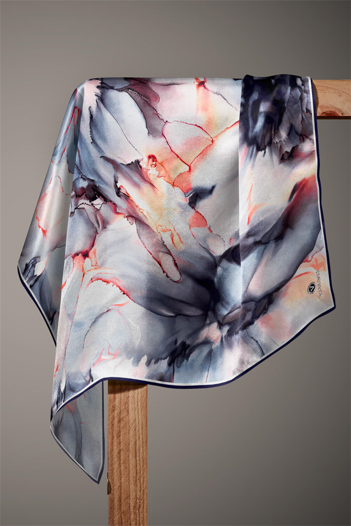 % 57 İPEK % 43 VİSKON Twill İpek Batik Çiçek Desenli İndigo - Bakır Renkli 90x90 Eşarp Kenar Dikiş Şekli El Dikişli