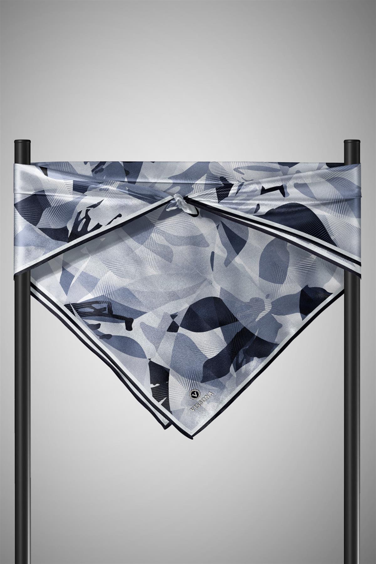 %100 Twill İpek Çiçek Desenli Gri - Siyah Renkli 90x90 Eşarp Dikim Şekli : El Dikişi