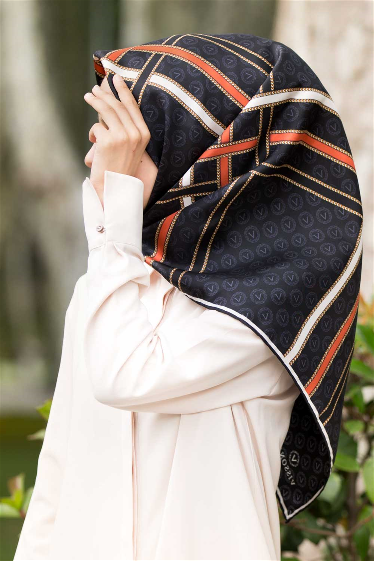 %100 Twill İpek Gold Şeritli Monogram Desenli Siyah - Taba Renkli 90x90 Eşarp Dikim Şekli : El Dikişi