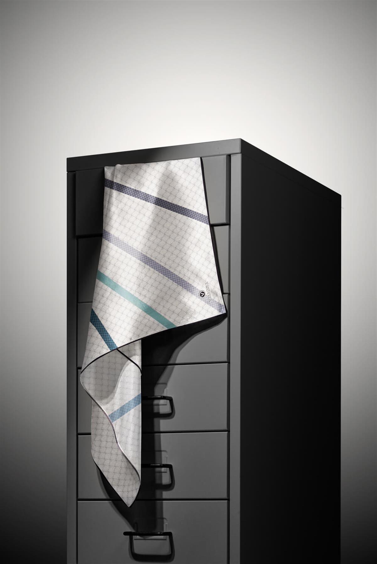 %100 Twill İpek Monogram Ve Şerit Desenli Gri - Koyu Mint Yeşili Renkli 90x90 Eşarp Dikim Şekli : El Dikişi