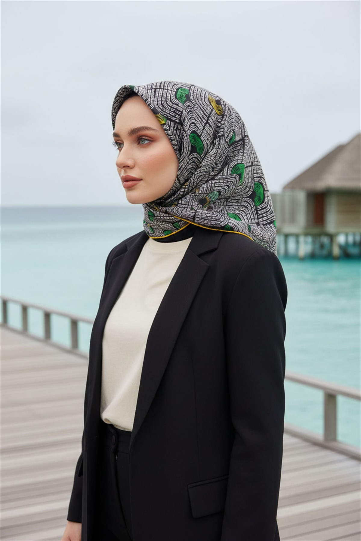 %100 Twill İpek Geometrik Desenli Sarı - Siyah Renkli 90x90 Eşarp Dikim Şekli : El Dikişi