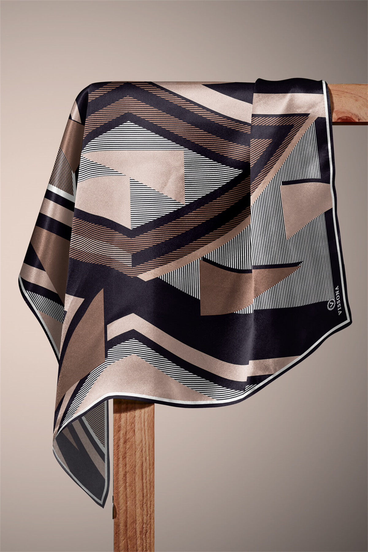 % 57 İPEK % 43 VİSKON Twill İpek Geometrik Desenli Bej - Siyah Renkli 90x90 Eşarp Dikim Şekli : El Dikişi