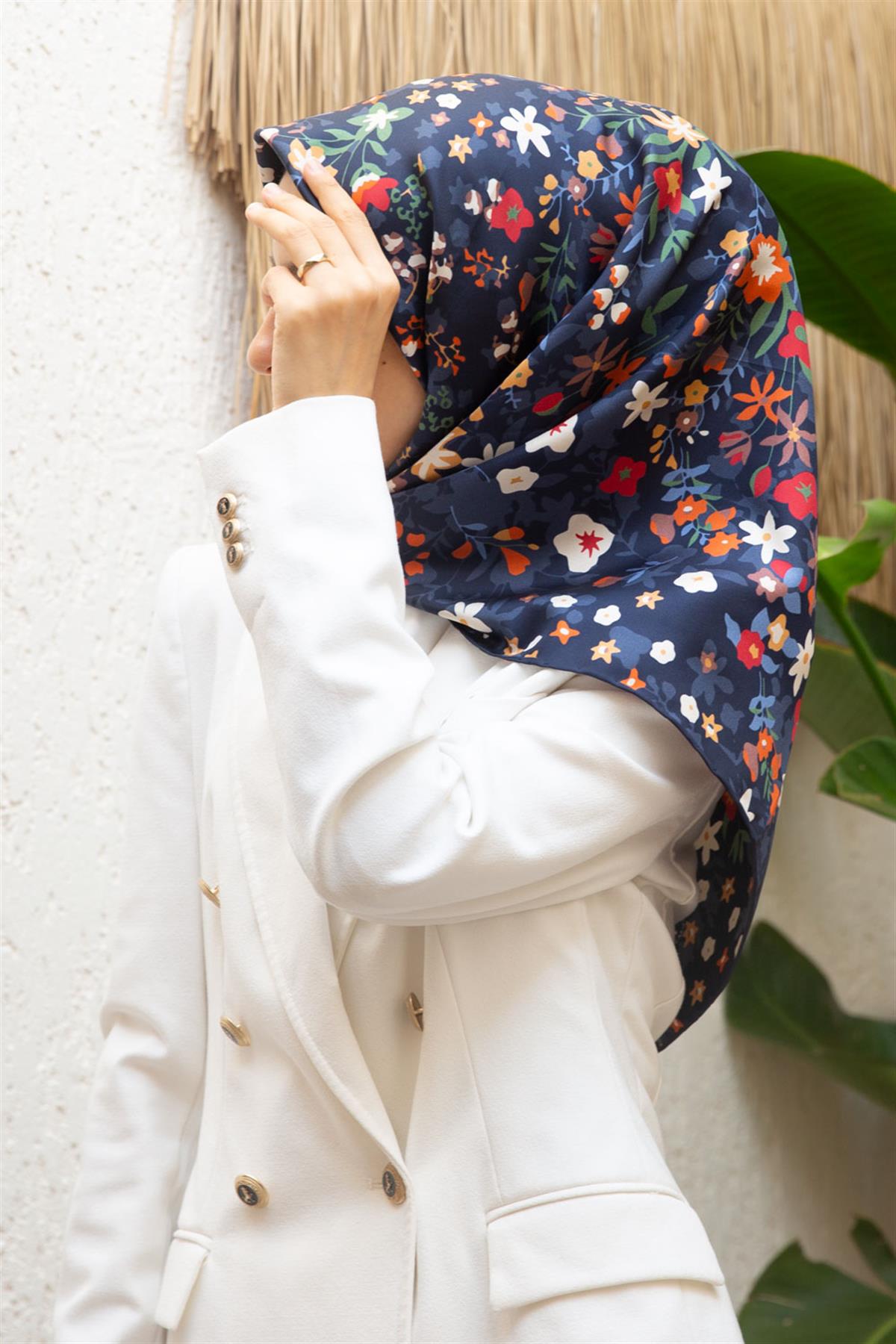 %100 Twill İpek Çıtır Çiçek Desenli Lacivert - Kırmızı Renkli 90x90 Eşarp Dikim Şekli : El Dikişi