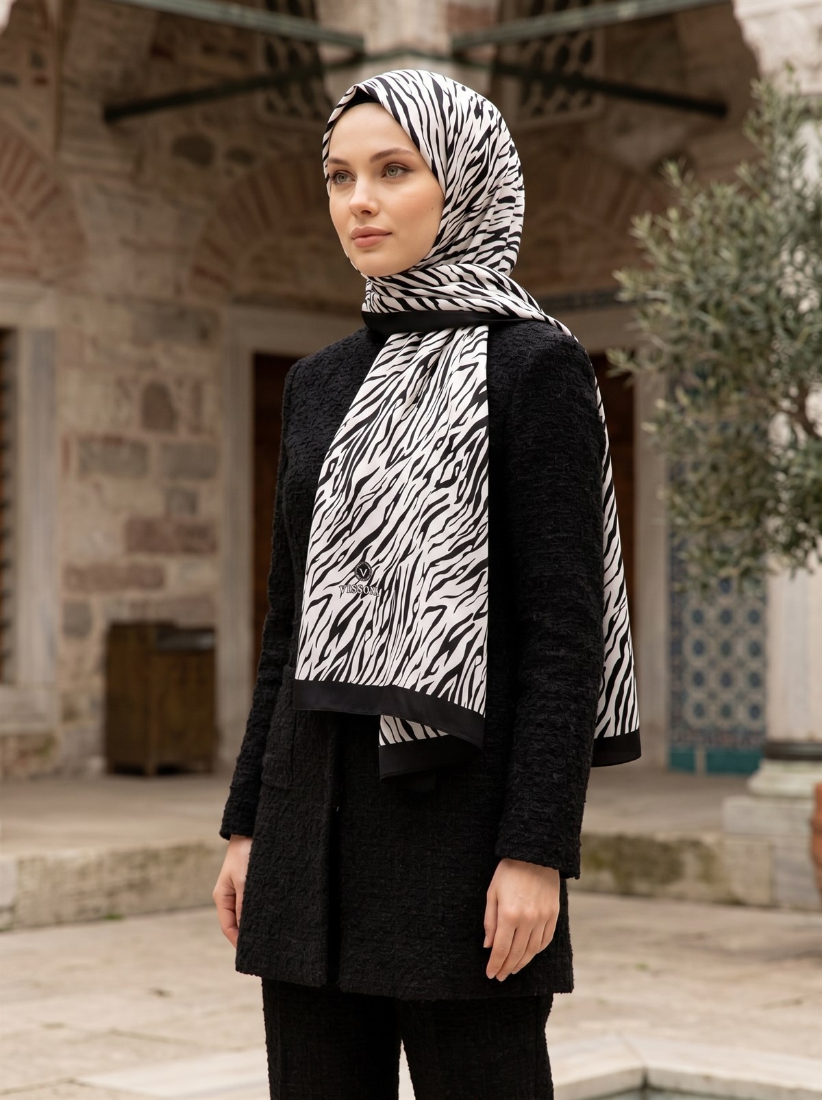 KREP GEOMETRİK DESENLİ SİYAH - BEYAZ RENKLİ 75X195 KIRIŞMAZ ŞAL