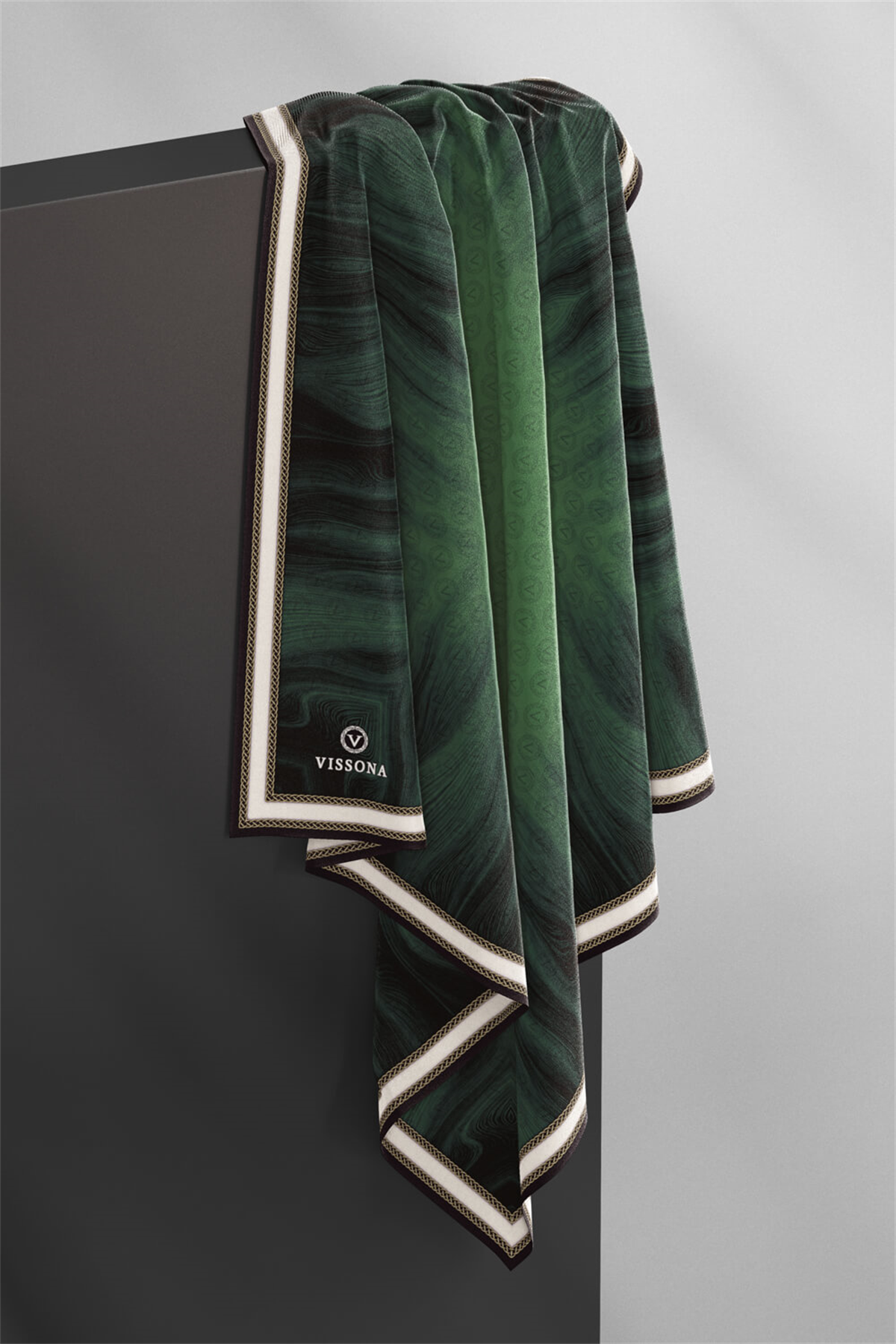 100% Twill İpek Monogram Desenli Zümrüt Yeşili Renkli 90x90 Dikim Şekli : El Dikişi Eşarp