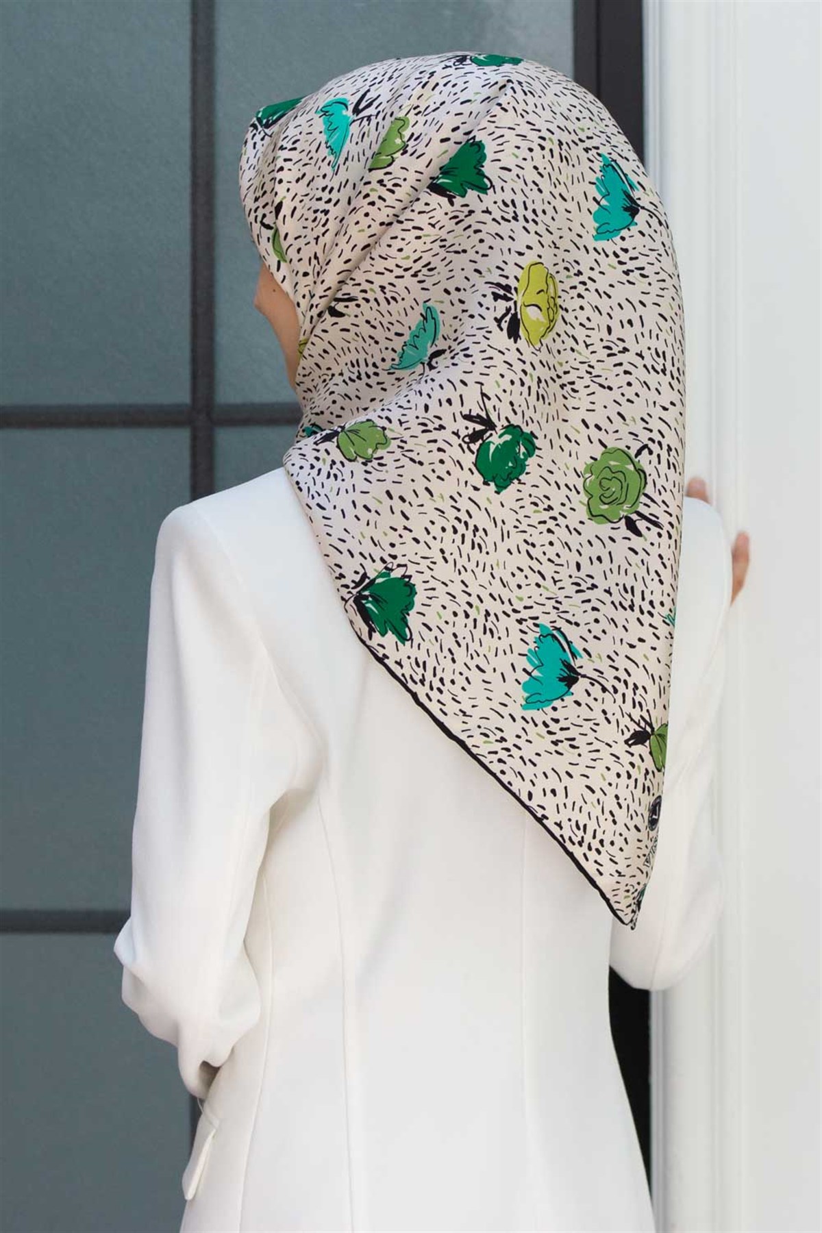 %100 Twill İpek Çıtır Çiçek Desenli Haki - Krem Renkli 90x90 Eşarp Dikim Şekli : El Dikişi
