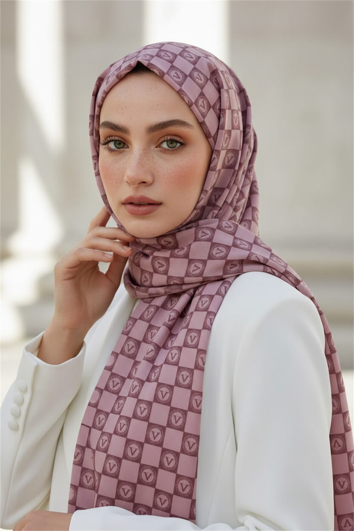 KREP MONOGRAM DESENLİ PUDRA RENKLİ 75X195 KIRIŞMAZ ŞAL