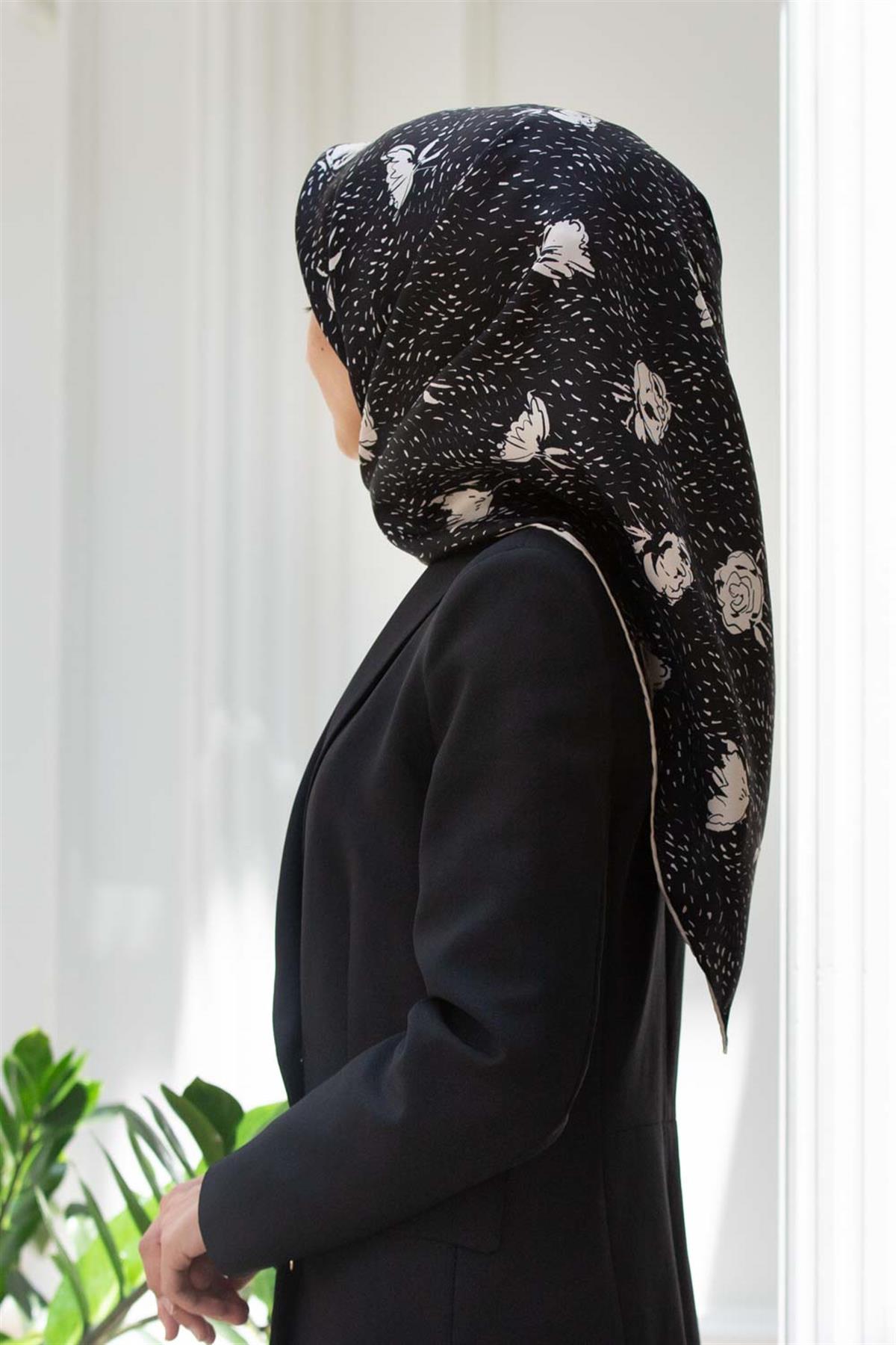 %100 Twill İpek Çıtır Çiçek Desenli Siyah - Krem Renkli 90x90 Eşarp Dikim Şekli : El Dikişi