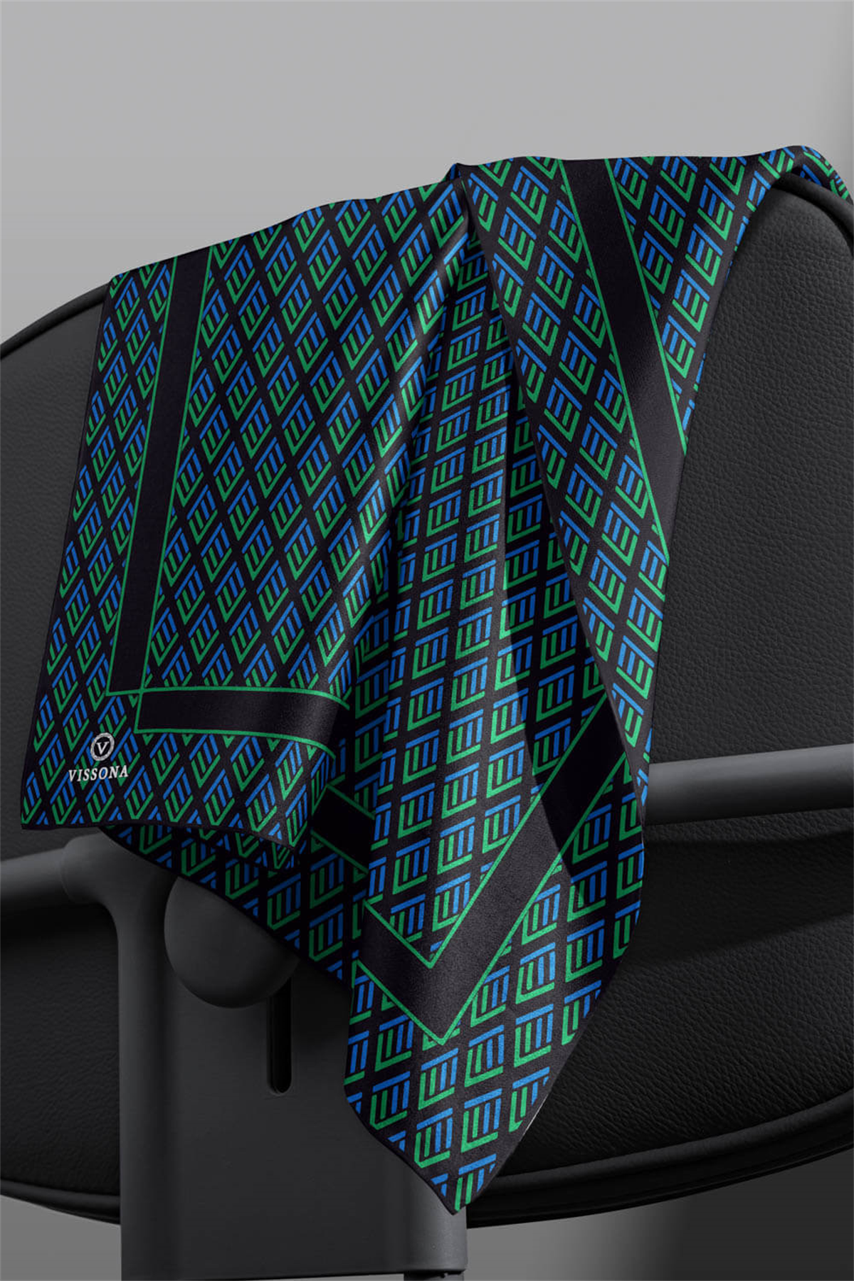 % 57 İPEK % 43 VİSKON Twill İpek Geometrik Desenli Zümrüt Yeşili - Saks Renkli 90x90 Eşarp Dikim Şekli : El Dikişi