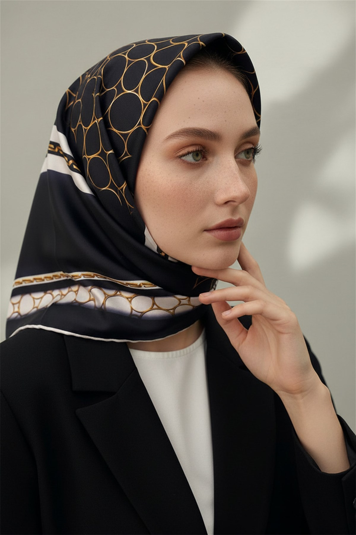 %100 Twill İpek Gold Halka Desenli Siyah - Krem Renkli 90x90 Eşarp Dikim Şekli : El Dikişi